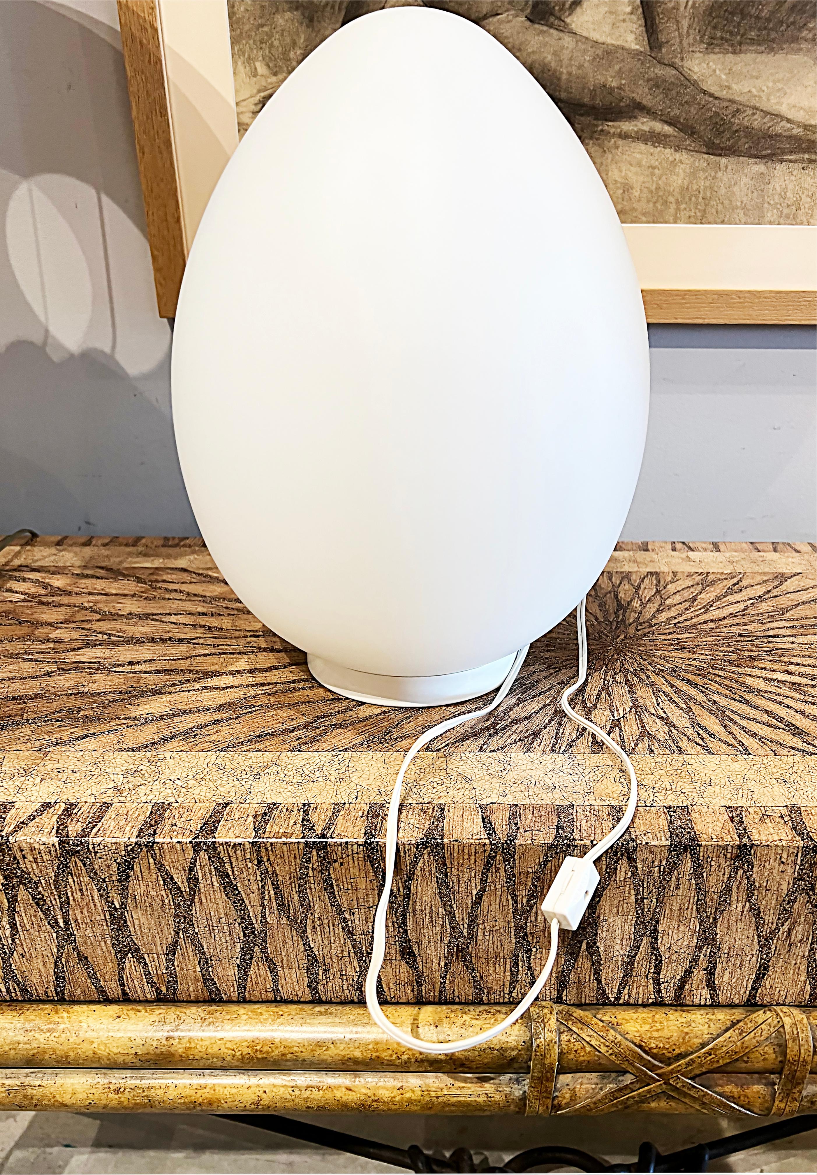 1960s Italian Frosted Glass Laurel Egg Lamp on Metal Base


Offered for sale is an Italian 1960s Laurel Egg Lamp with a frosted egg-shaped glass accent table lamp. The shade is supported by a white metal base that gives off a great warm glow. The