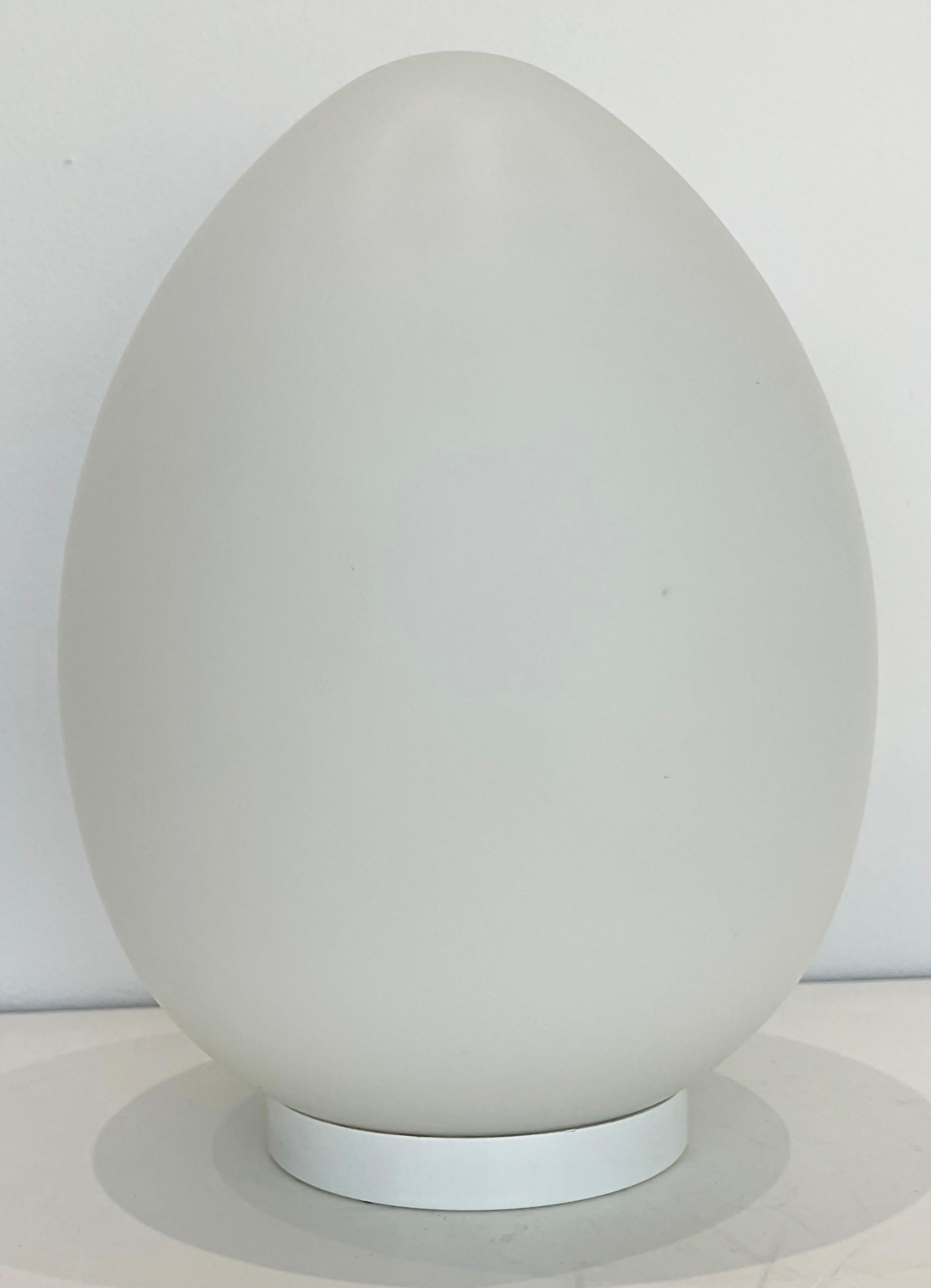 1960s Italian Frosted Glass Laurel Egg Lamp on Metal Base In Good Condition In Miami, FL
