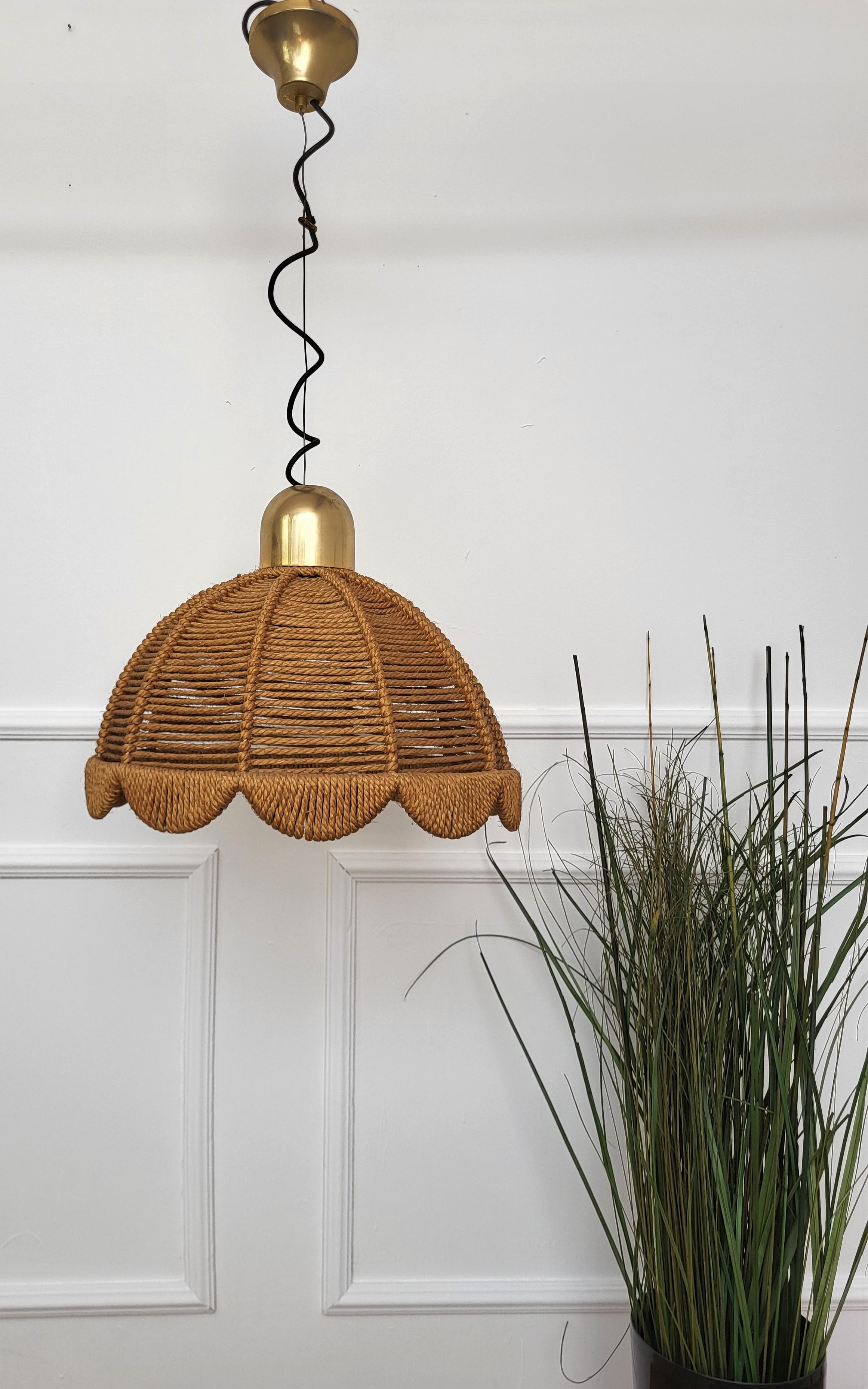Eye-catching Italian 1960s handcrafted cord woven rope pendant light with circular design. This suspension lamp has a bell shaped lampshade hanging from a gilt brass chain topped and ended by a very nice brass bun. The length of the chain can be