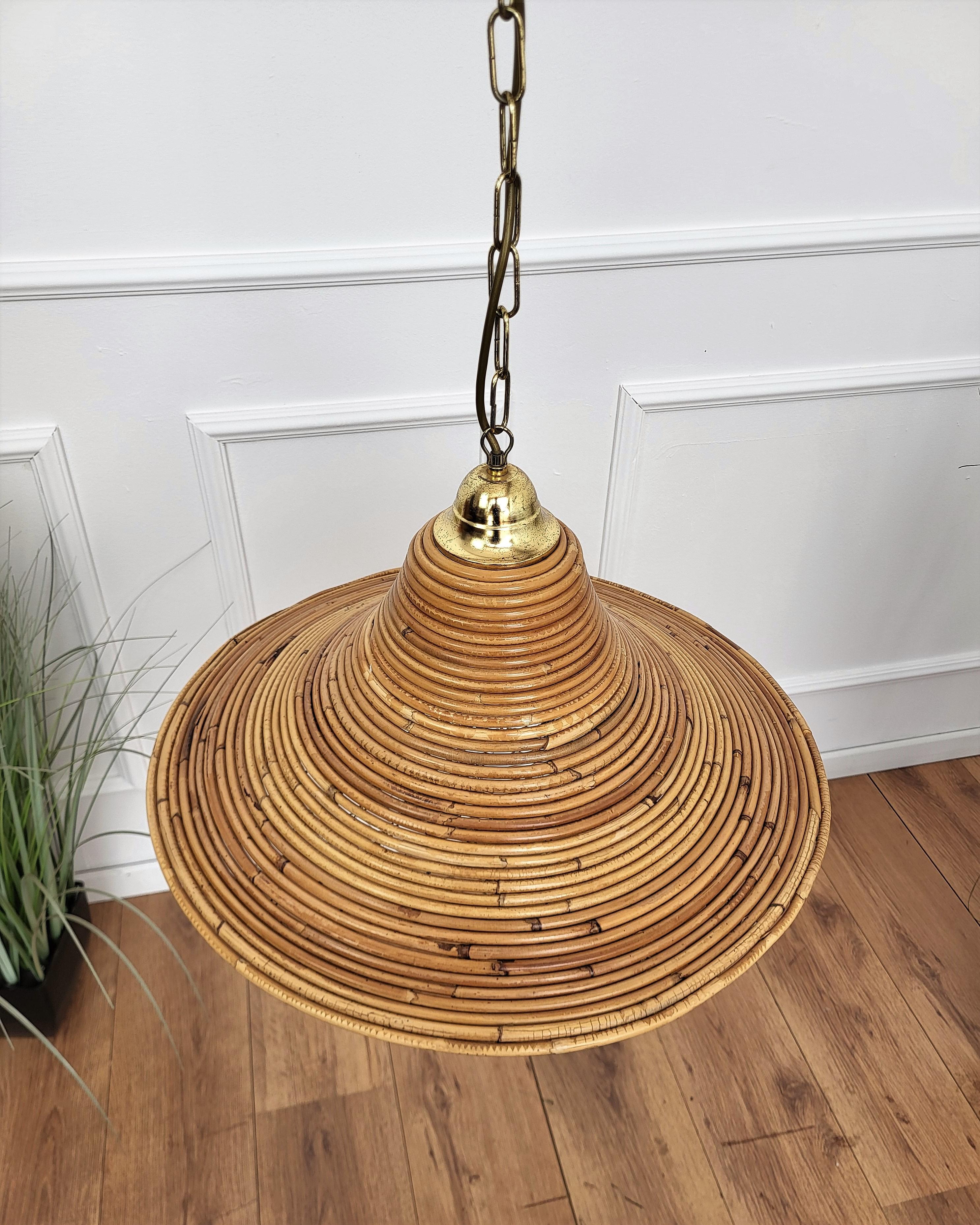 1960s Italian Gilt Brass Rattan Bamboo Wicker Pendant Suspension Hanging Light In Good Condition For Sale In Carimate, Como