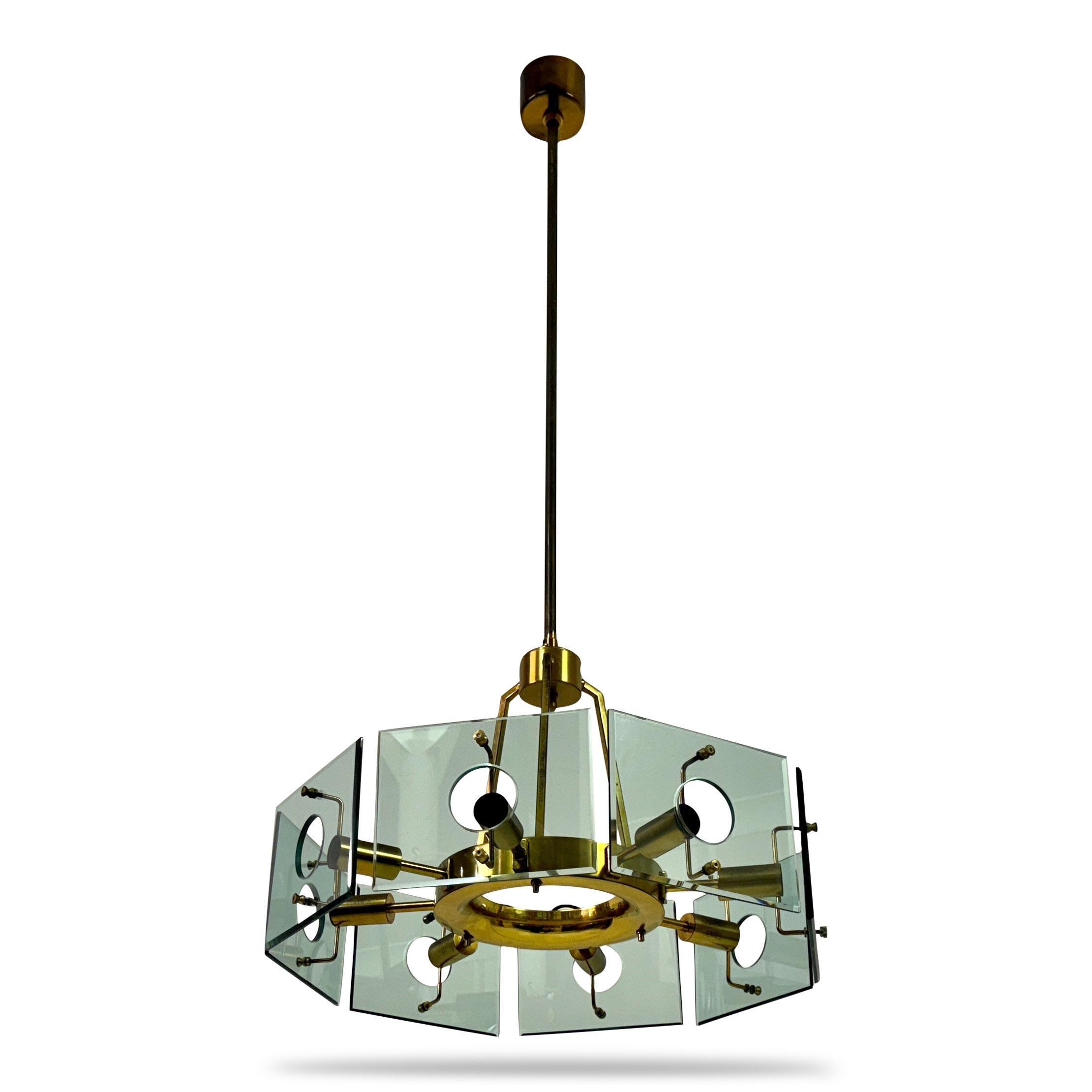 1960s Glass and Brass Chandelier by Gino Paroldo

This is a stunning mid-century chandelier designed by Gino Paroldo, exemplifying his mastery of combining modern design with timeless elegance. The chandelier features a sophisticated blend of brass