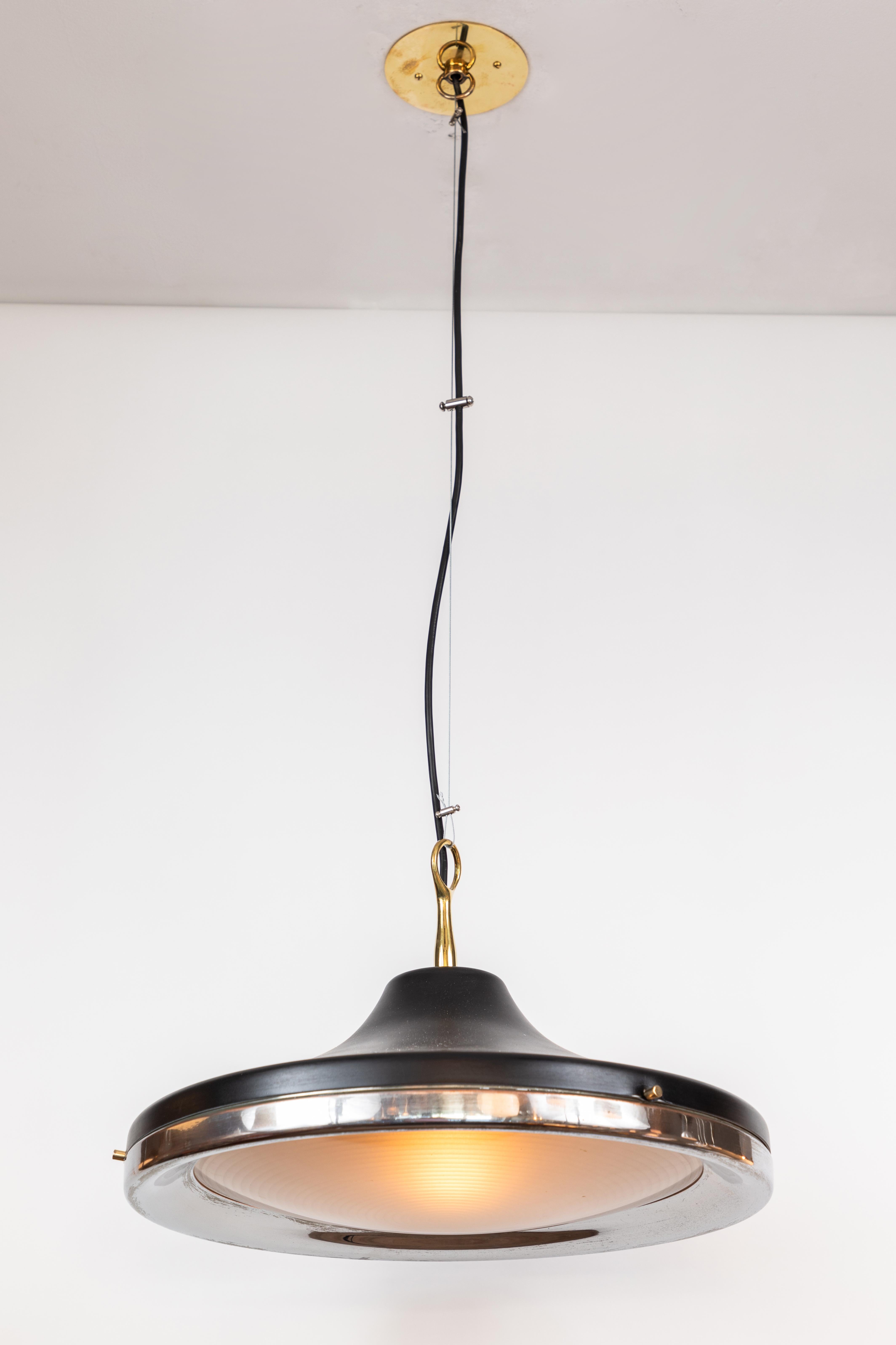 1960s Italian glass and metal pendant in the style of Gino Sarfatti. Executed in nickeled brass, pressed opaline glass and black painted metal. A simple and refined piece characteristic of 1960s Italian design at its highest level.

Professionally