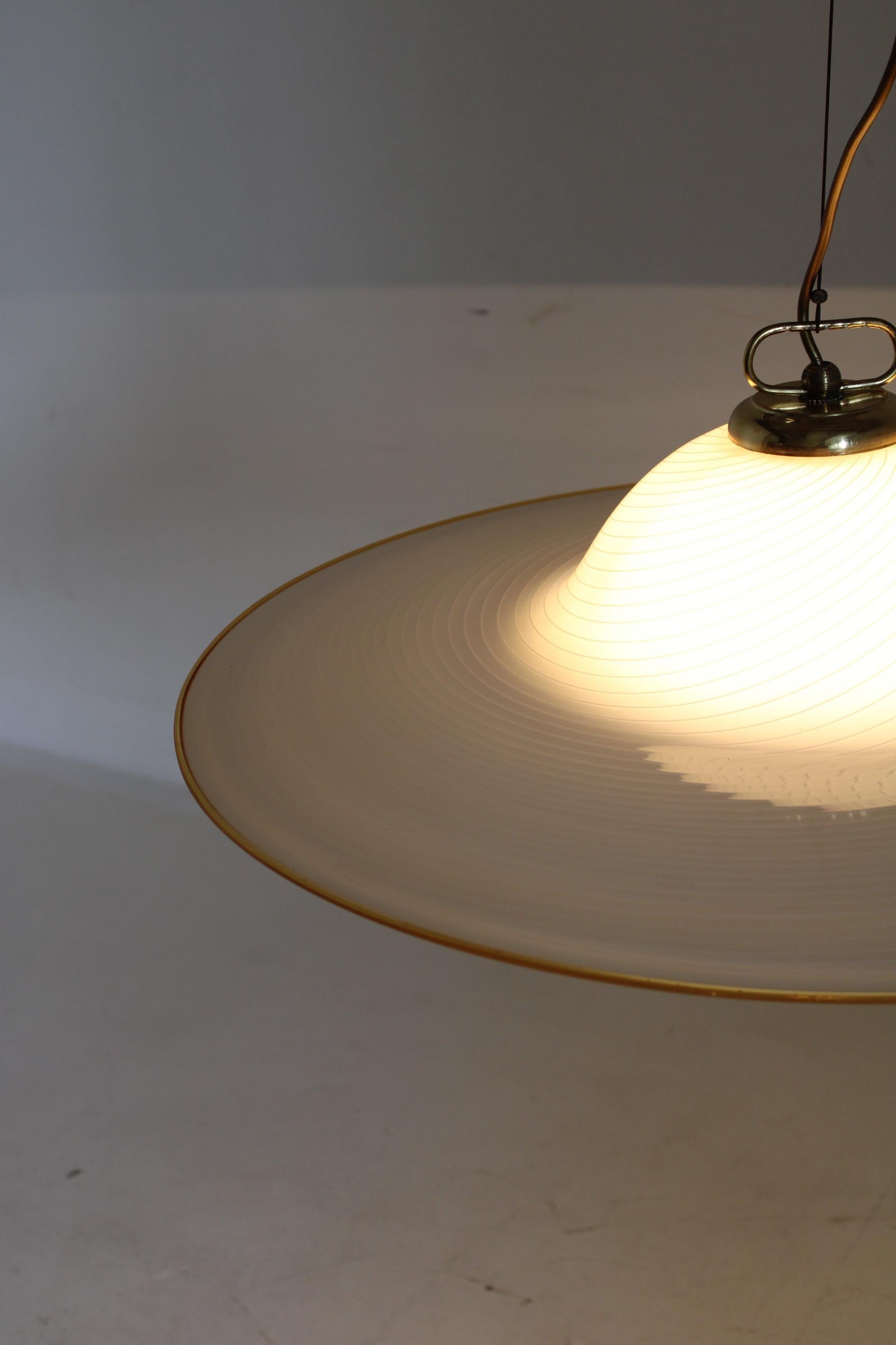 Lampada a sospensione in vetro italiana del 1960 in vendita 3
