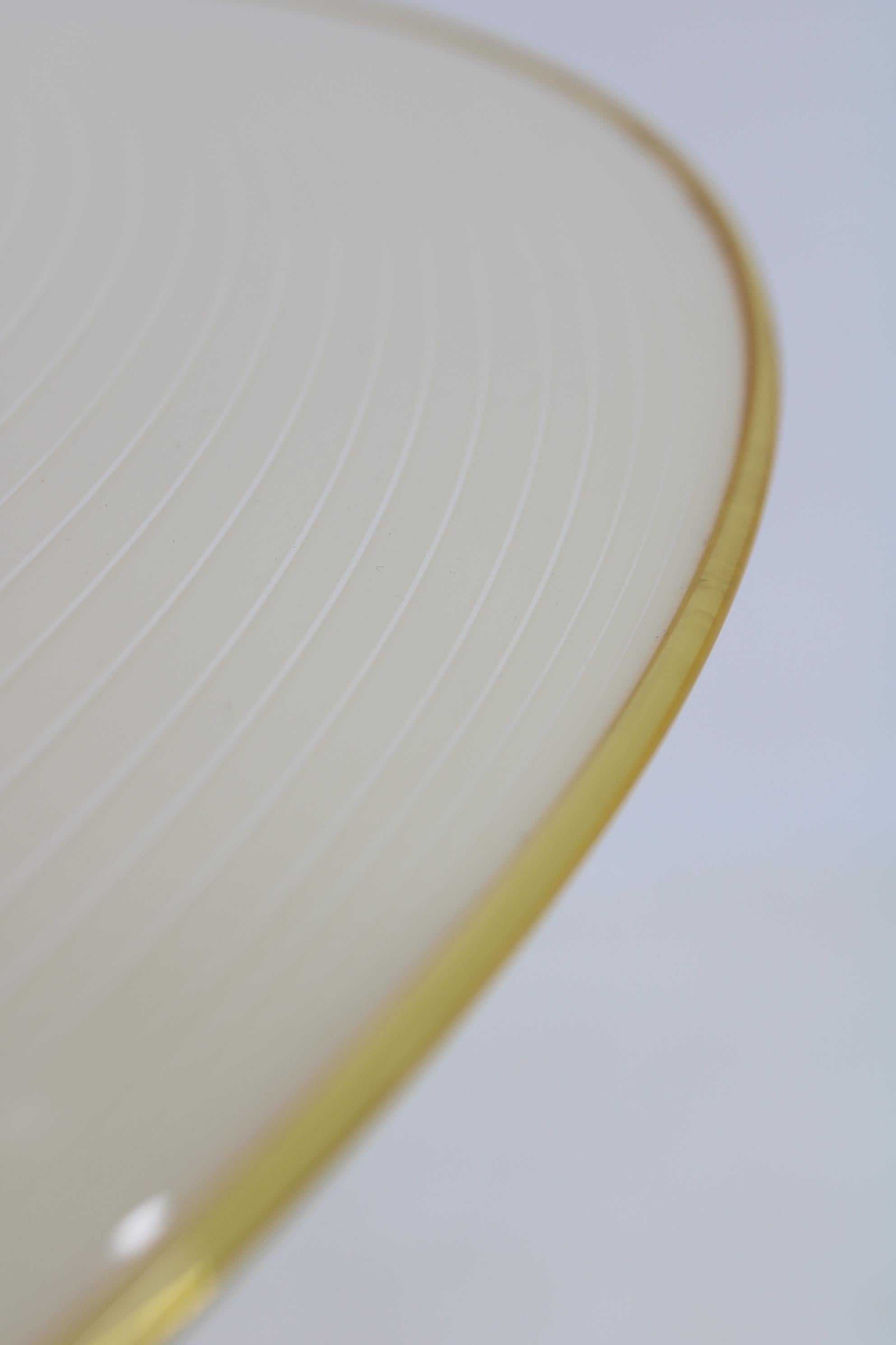 Lampada a sospensione in vetro italiana del 1960 in vendita 4