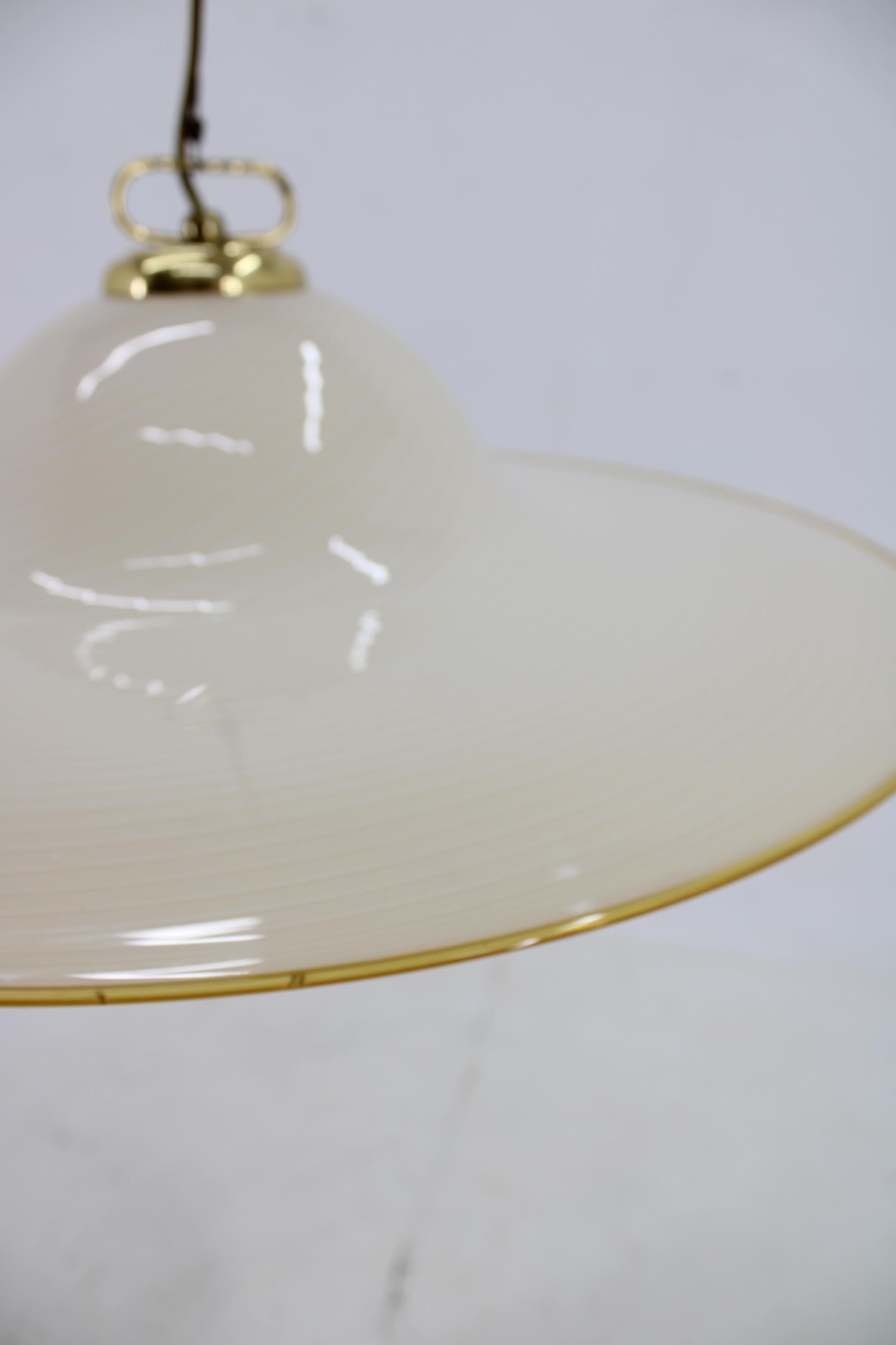 Lampada a sospensione in vetro italiana del 1960 in vendita 5