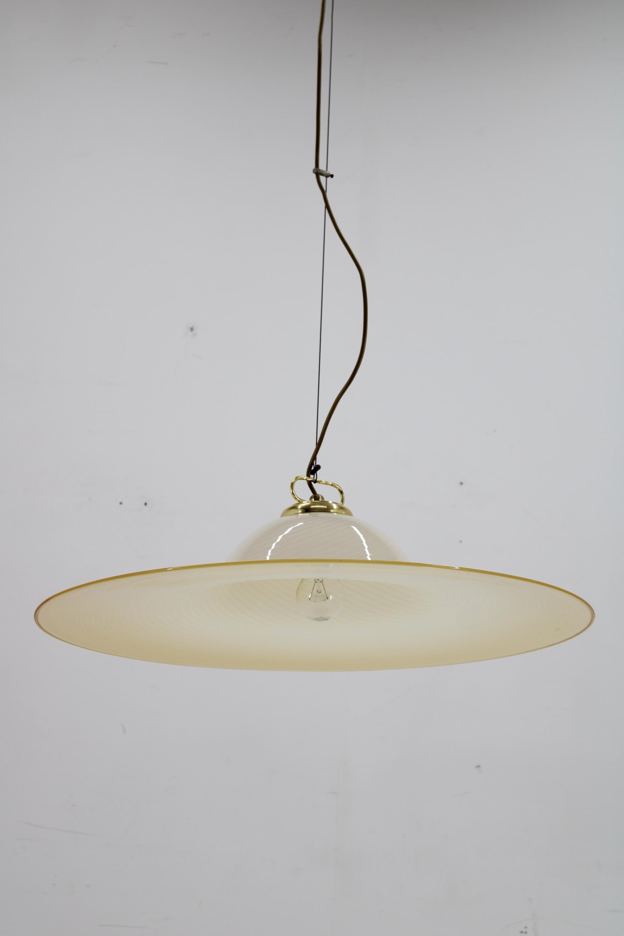 Mid-Century moderno Lampada a sospensione in vetro italiana del 1960 in vendita
