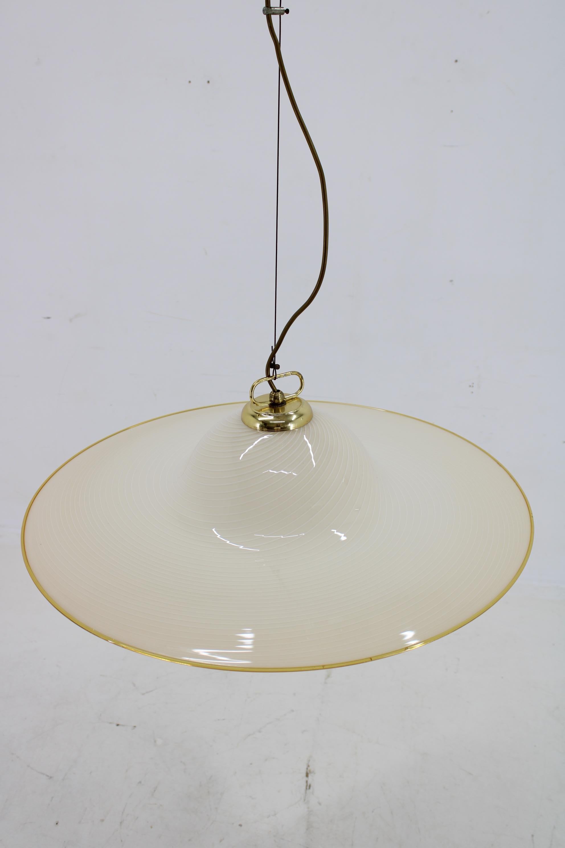 Lampada a sospensione in vetro italiana del 1960 In condizioni buone in vendita a Praha, CZ