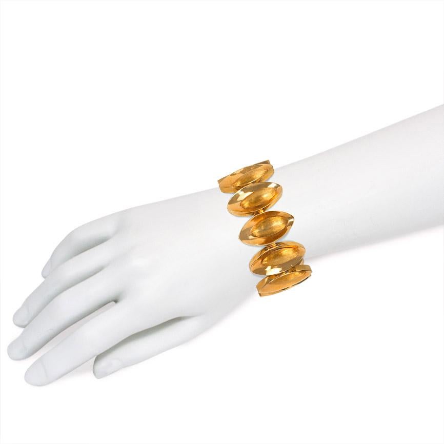 Mid-Century Italian Gold Bracelet of Navette-Shaped Links with Florentine Finish In Good Condition In New York, NY