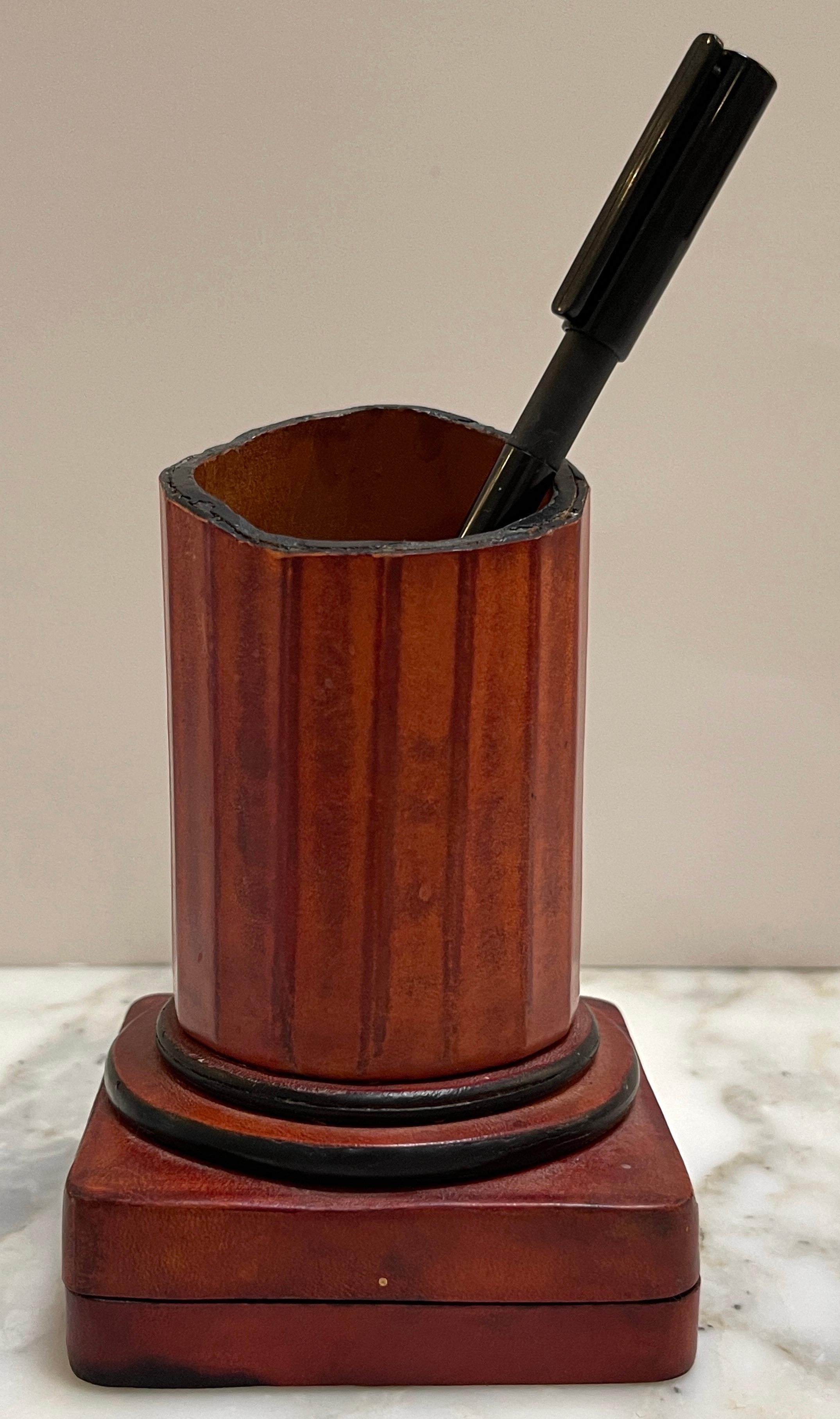 1960s Italian Grand Tour Style Leather & Burlwood Column Motif Pen Stand/Box 
Italy, 1960s
This Italian Grand Tour style pen stand/box from the 1960s is a unique and beautifully crafted desk accessory. It features a design reminiscent of a fluted