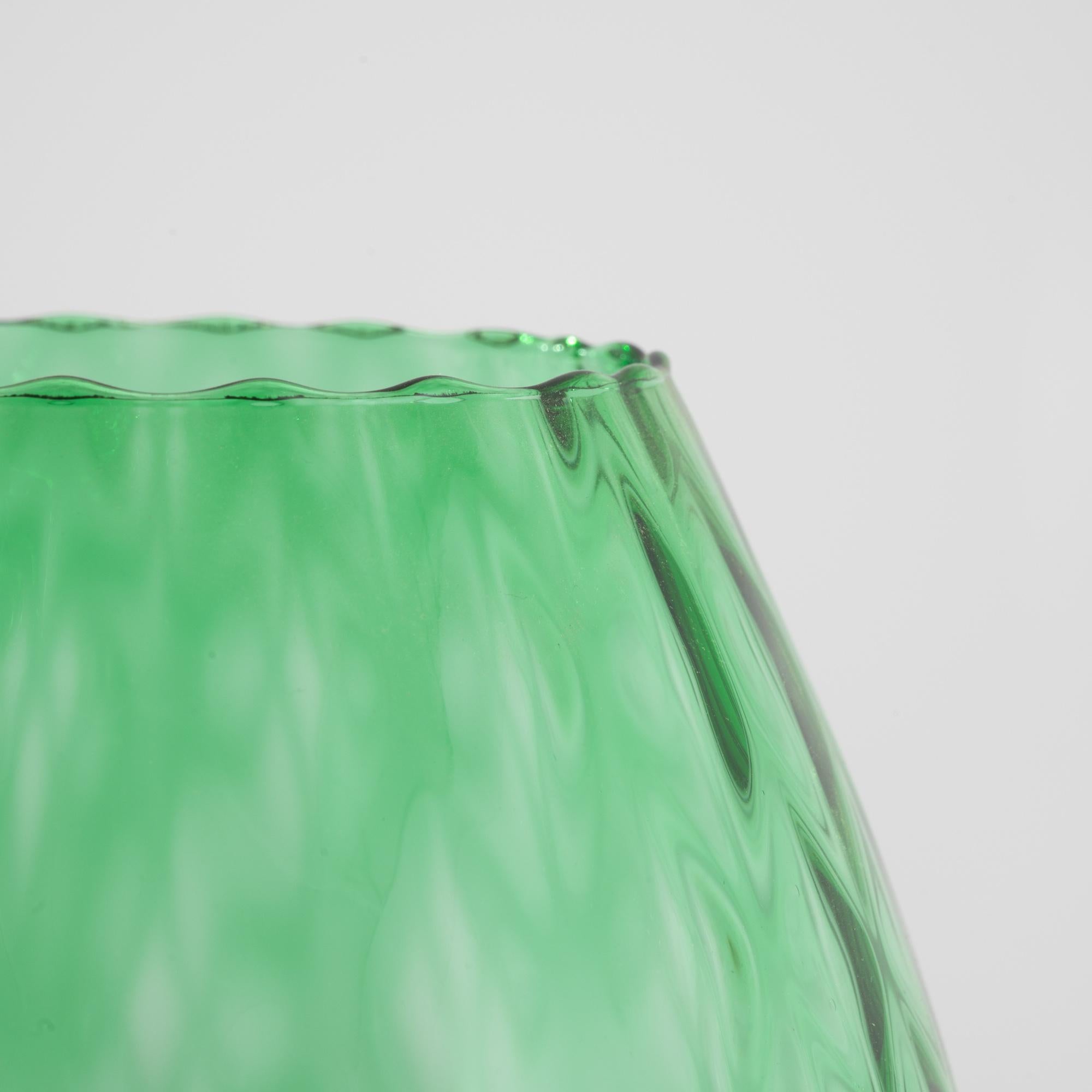 Verre Goblet italien en verre vert des années 1960 en vente