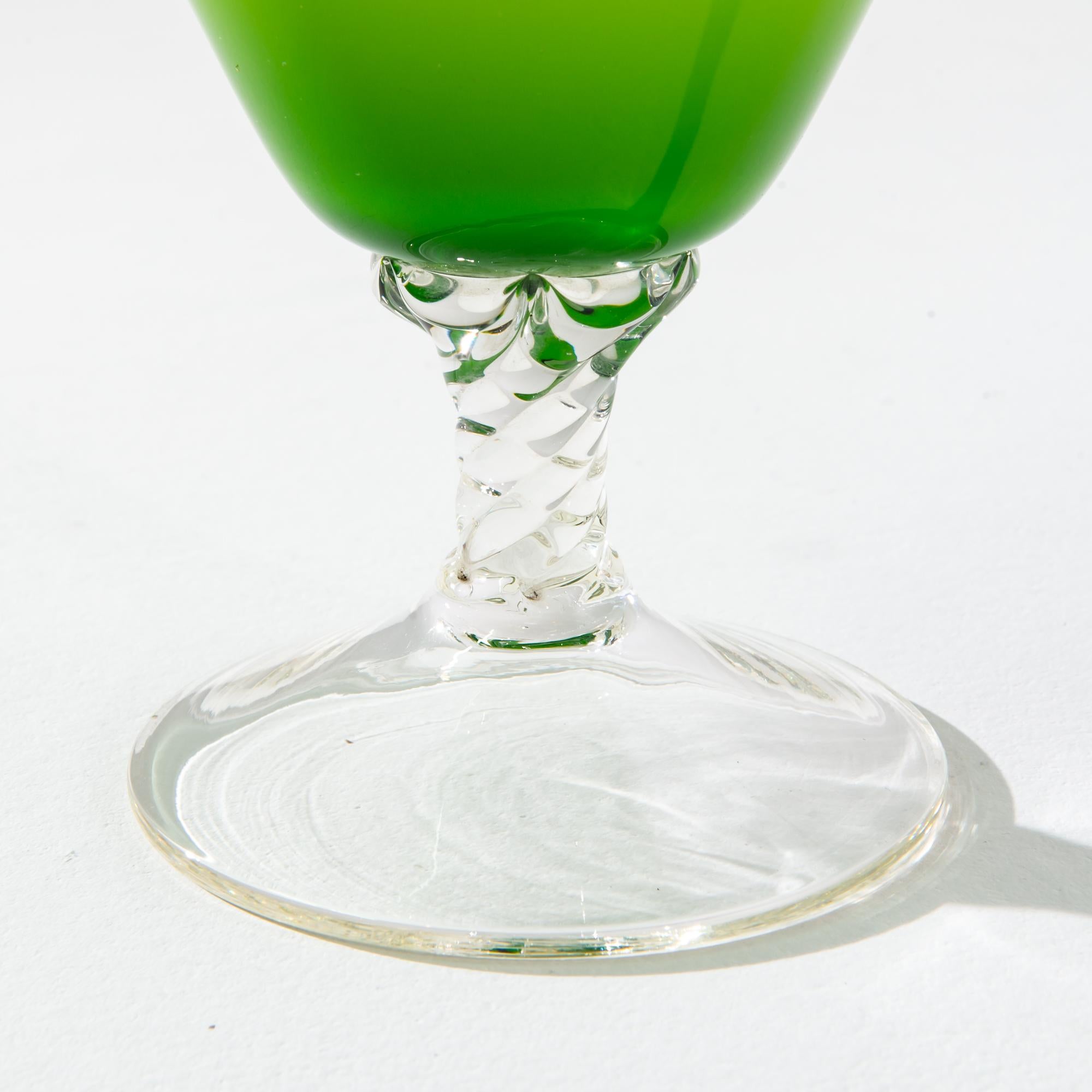 Jug italien en verre vert des années 1960 en vente 3