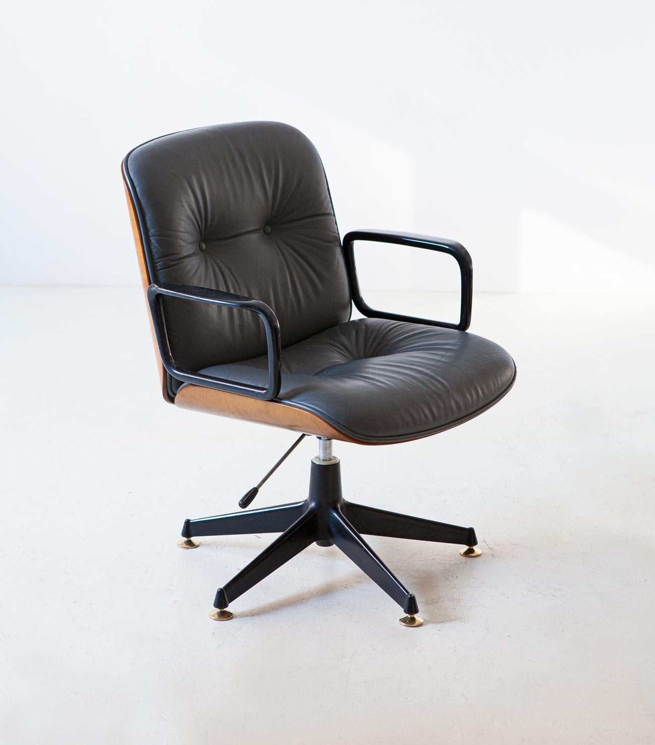 Office swivel chair with armrests and high back designed by Ico Parisi and produced by M.I.M. (Mobili Italiani Moderni) Roma, Italy, 1960s.

Curved light walnut frame, metal legs, brass feets and original genuine grey leather in very good