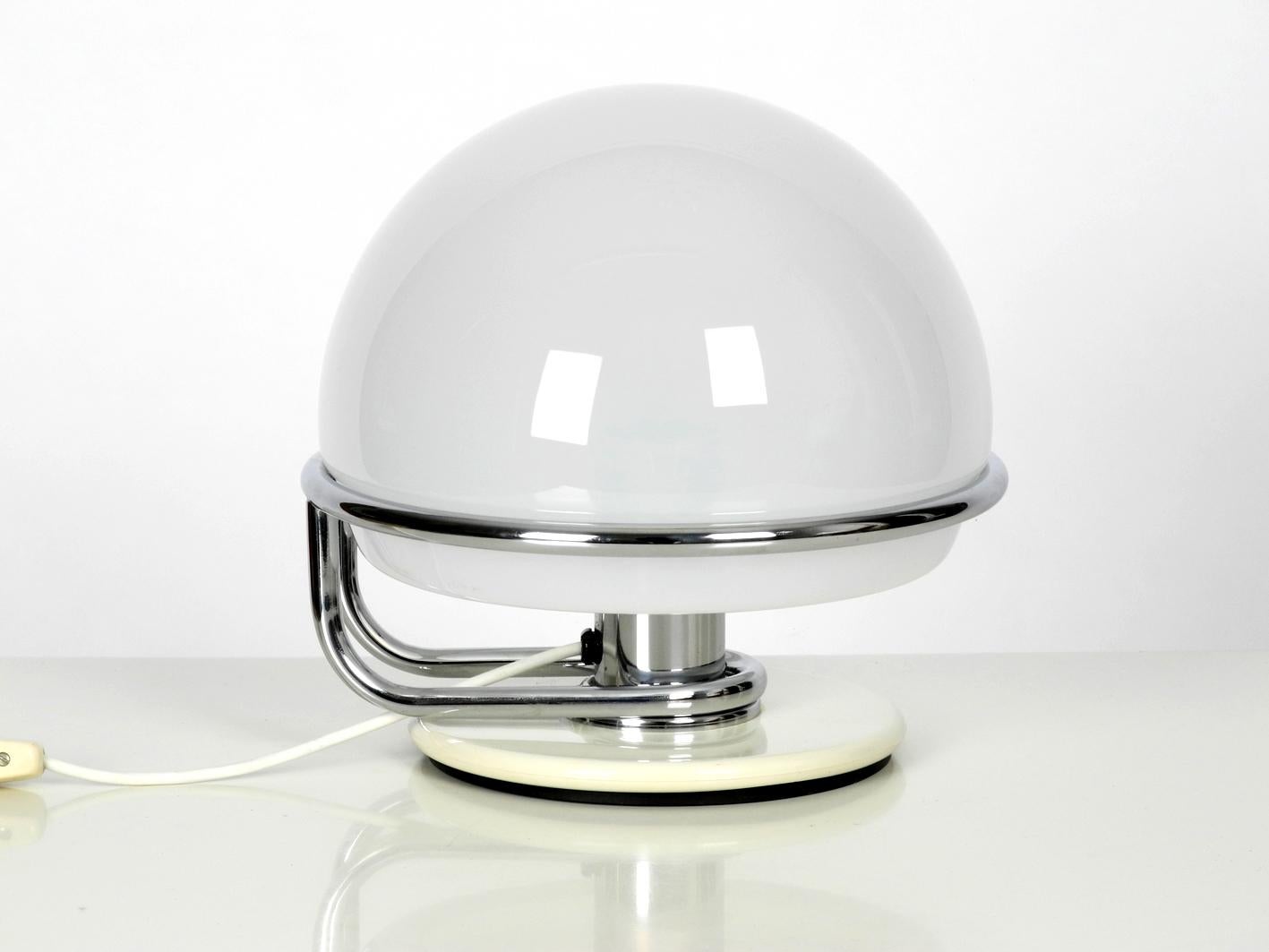 1960s Italian Guzzini Metal Table Lamp and Glass Shade Space Age Design In Good Condition In München, DE