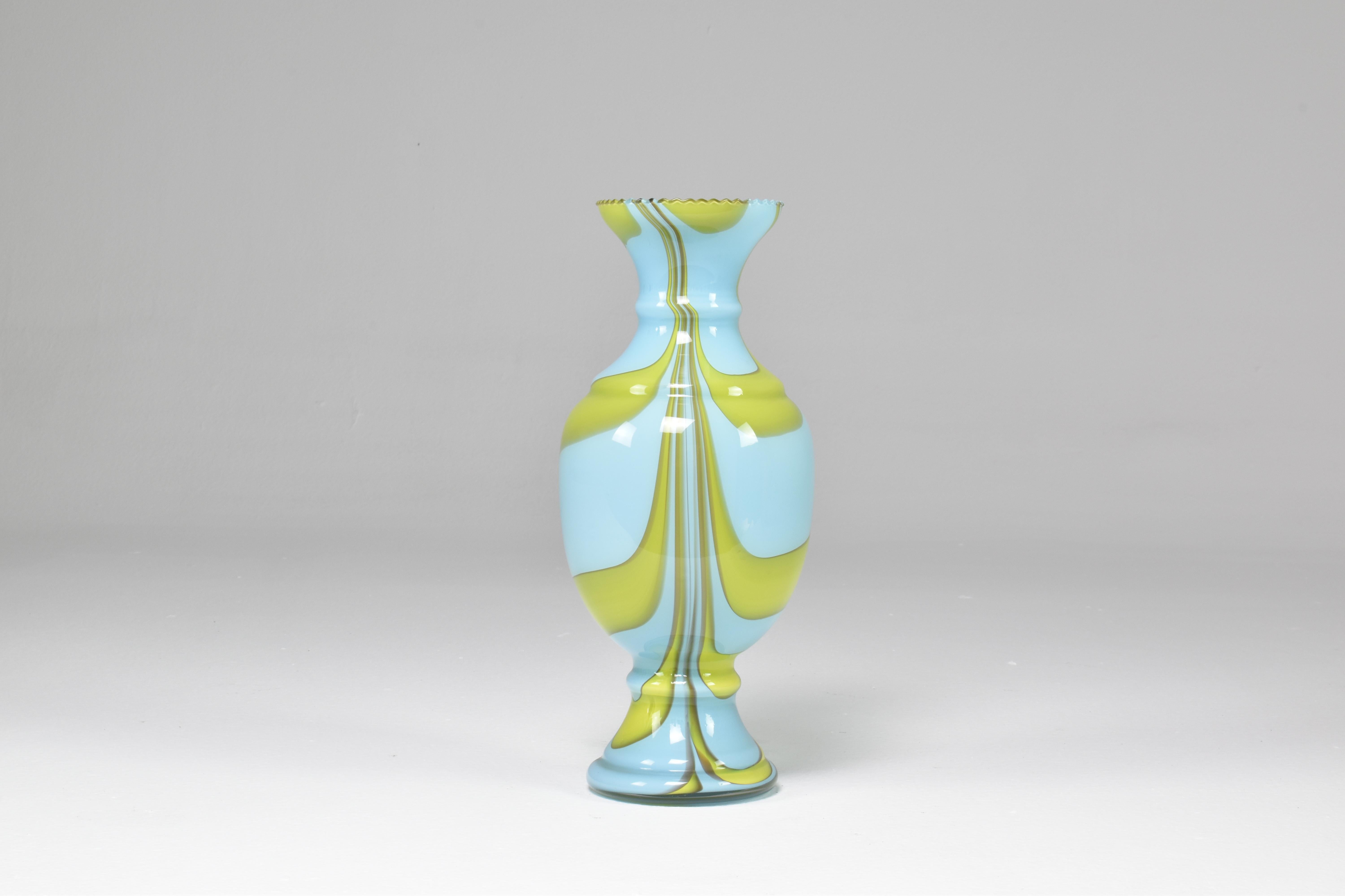 Elegant vase italien en verre soufflé à la bouche des années 1960, fabriqué avec l'art du verre tourbillonnant de style Murano. 
Il présente des teintes douces de bleu clair et de vert tendre, savamment mélangées. Cette pièce est conçue sous la