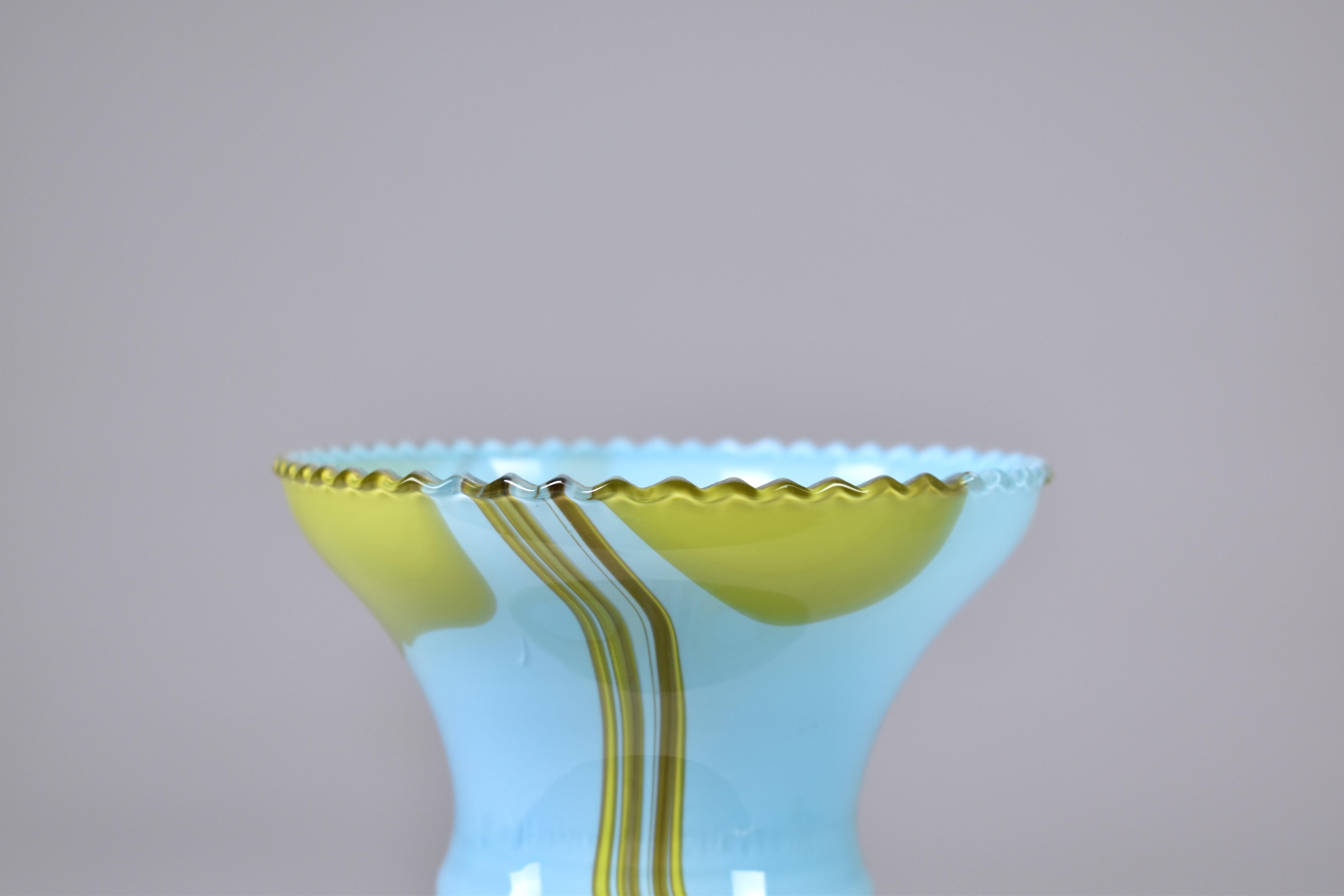 Verre brun Vase en verre soufflé italien des années 1960 en vente
