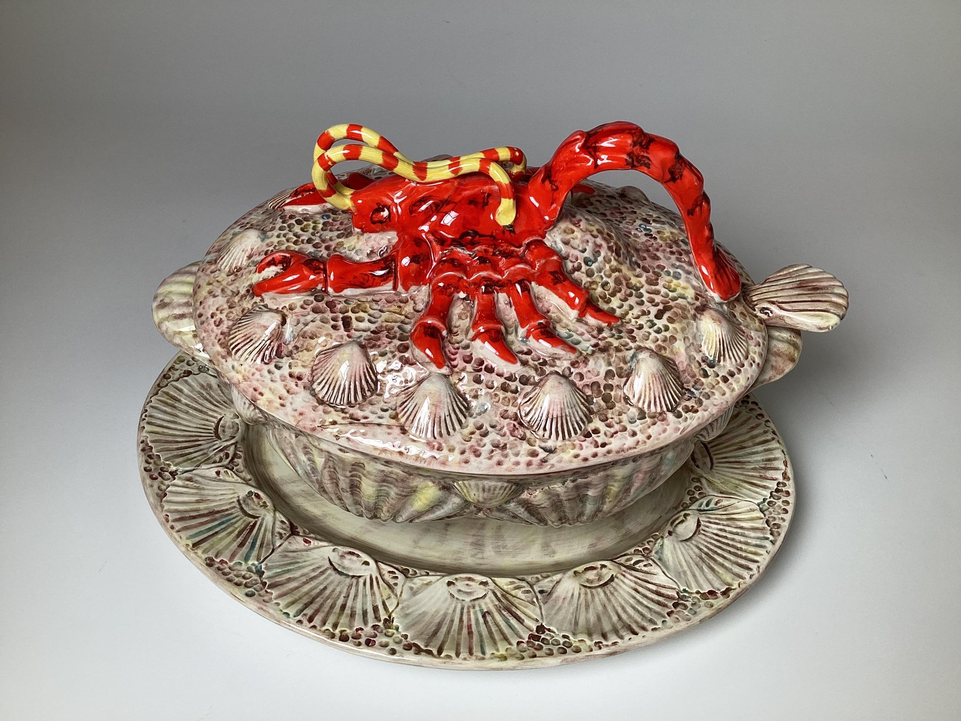 Soupière fantaisiste en céramique italienne peinte à la main avec un homard. Le couvercle en forme de homard avec un motif de coquille sur un bol avec une louche et un dessous de plat originaux. Marqué sur le fond 