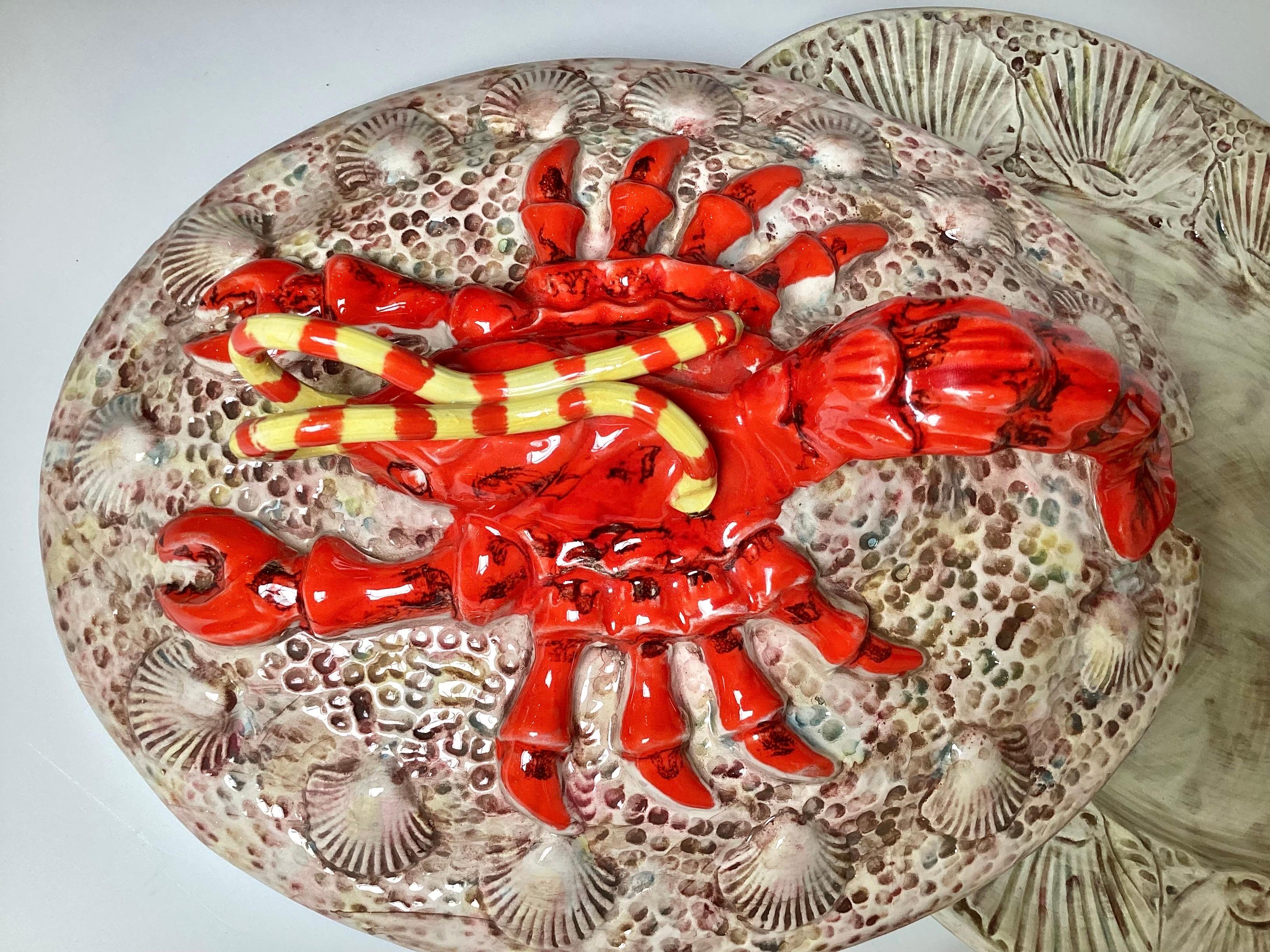 Soupière à homard et sous-assiette italienne peinte à la main des années 1960 avec dessous Excellent état - En vente à Lambertville, NJ