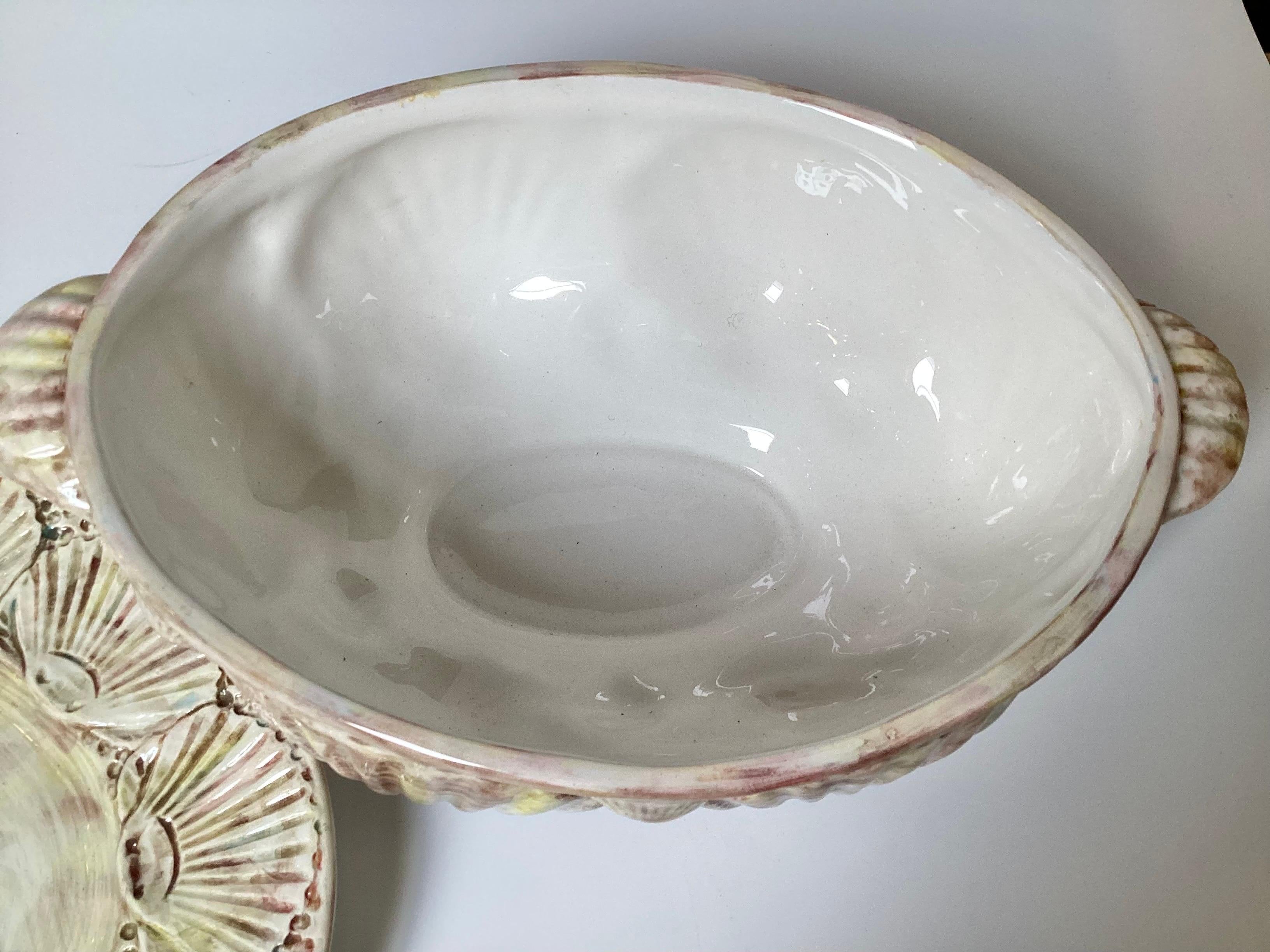 Sopa italiana de langosta pintada a mano de los años 60 con bajoplato en Excelente estado para la venta en Lambertville, NJ