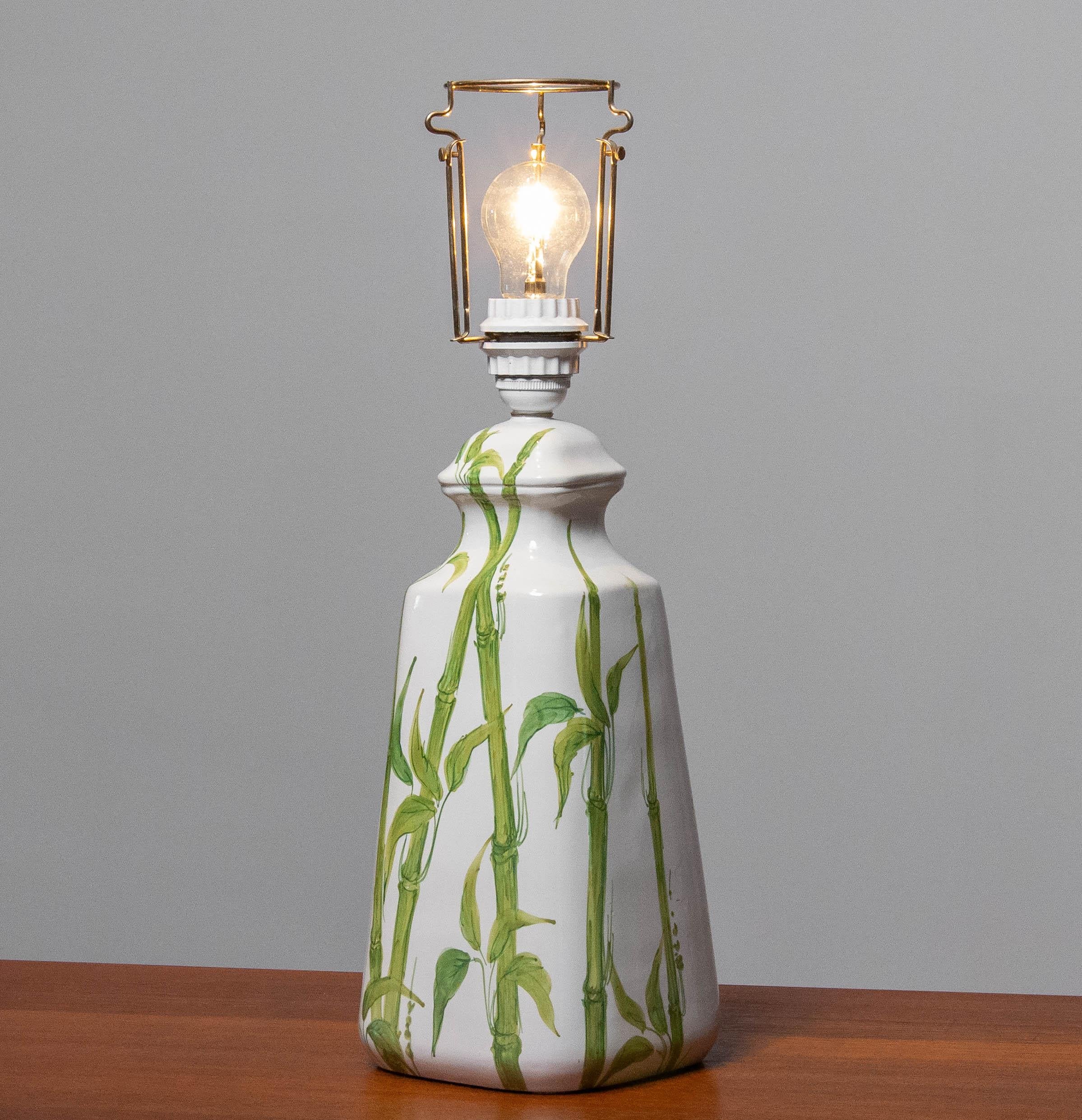 1960s Italian Hand Painted White Ceramic and Glazed Table Lamp with Bamboo Decor In Good Condition For Sale In Silvolde, Gelderland