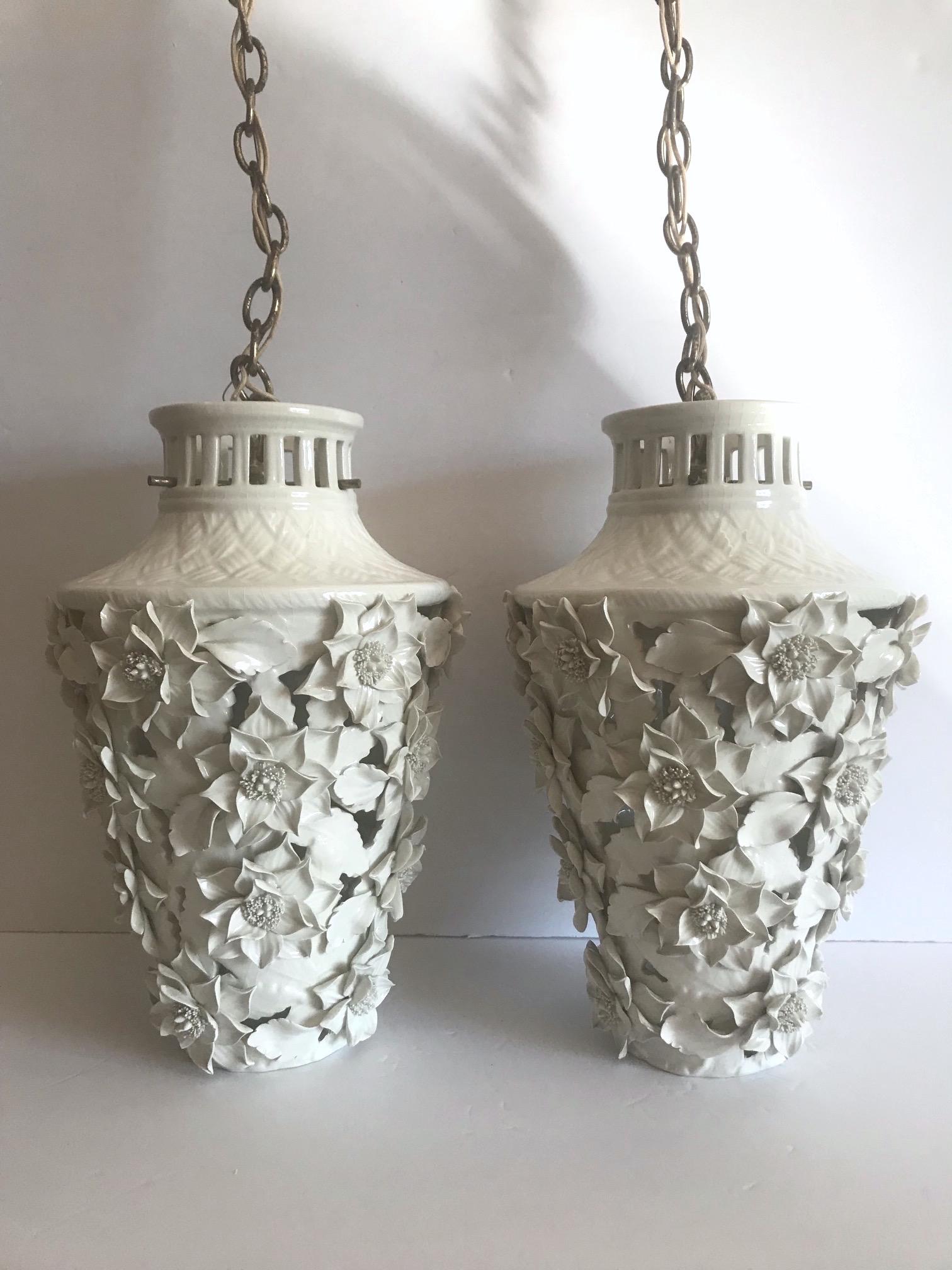 1960s Italian Hollywood Regency Ceramic Floral Pendant Lights In Good Condition In Fort Lauderdale, FL
