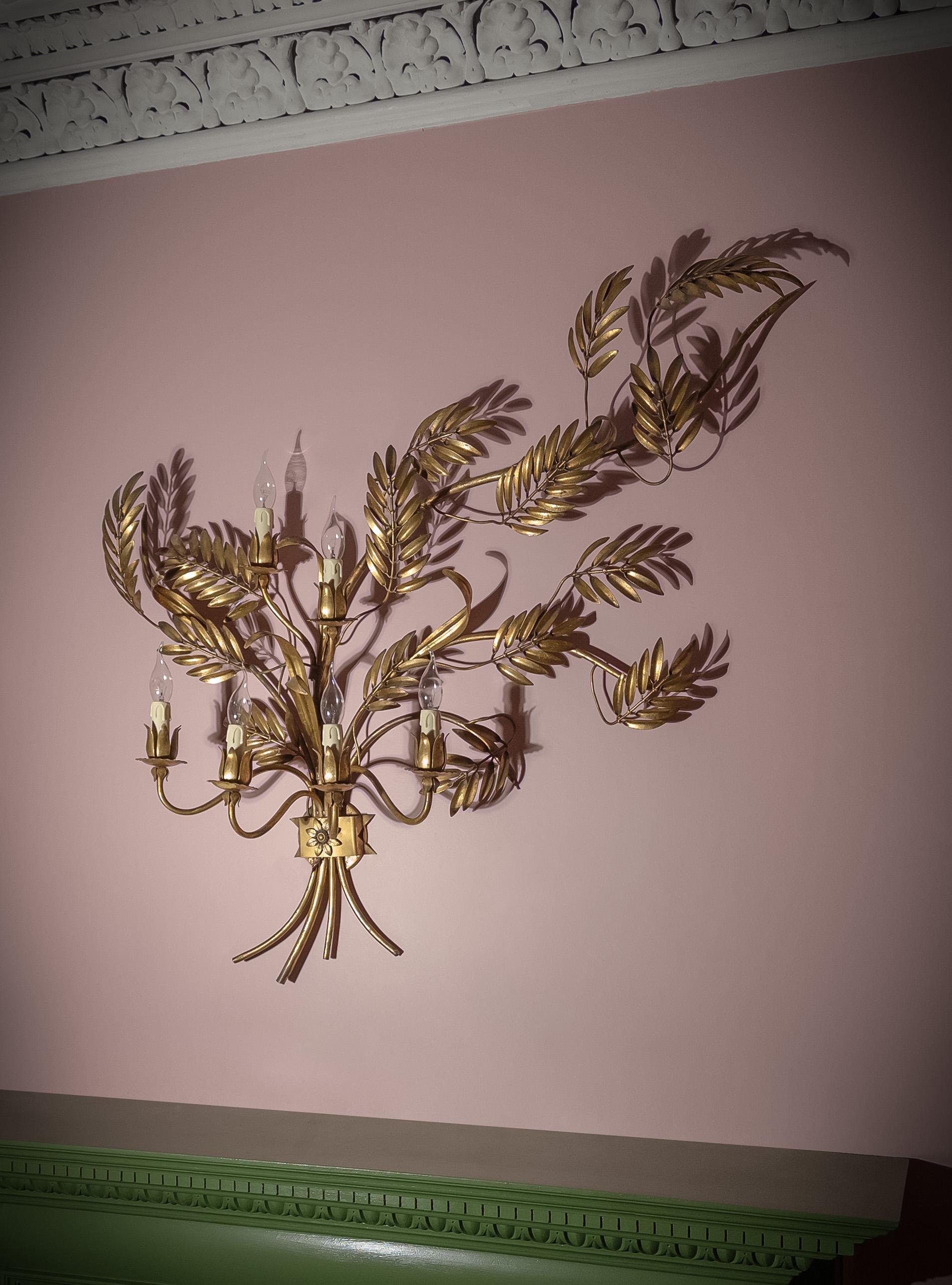 Soudé Applique murale Hollywood Regency en métal doré feuille de blé, années 1960, Italie en vente