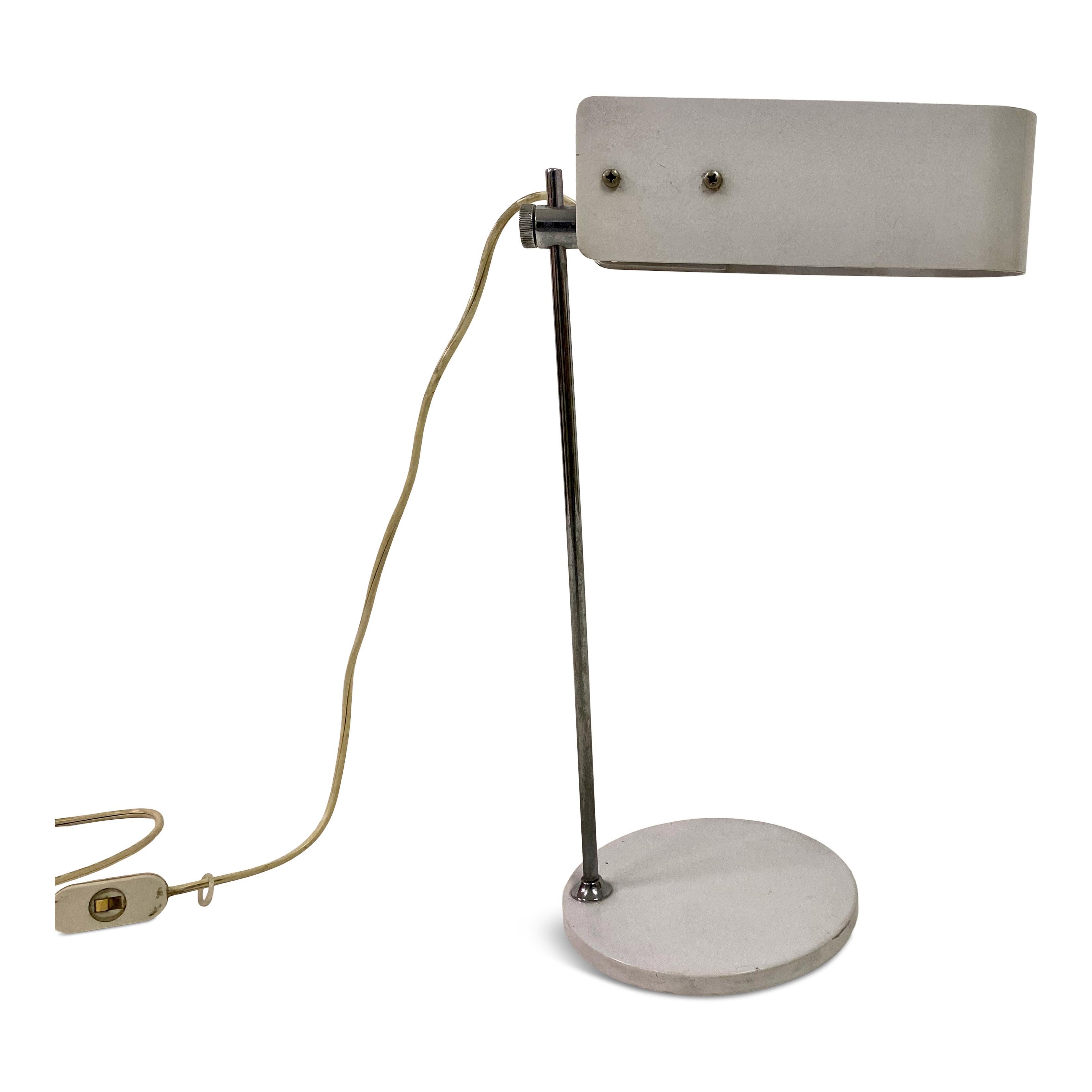 Desk lamp.

White painted metal shade.

Steel stem.

Italy 1960s.