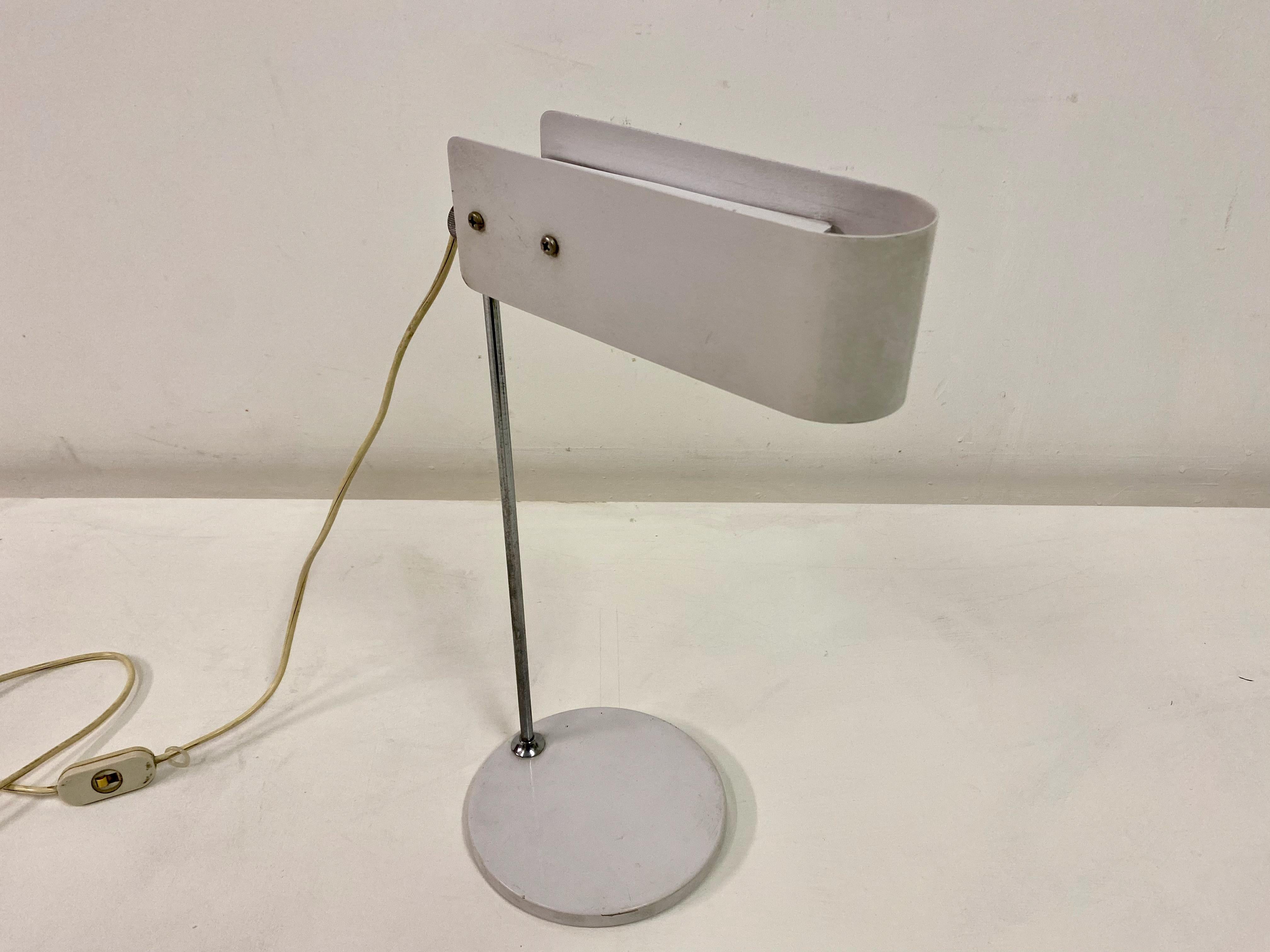 1960er Jahre italienische industrielle Schreibtischlampe (20. Jahrhundert) im Angebot