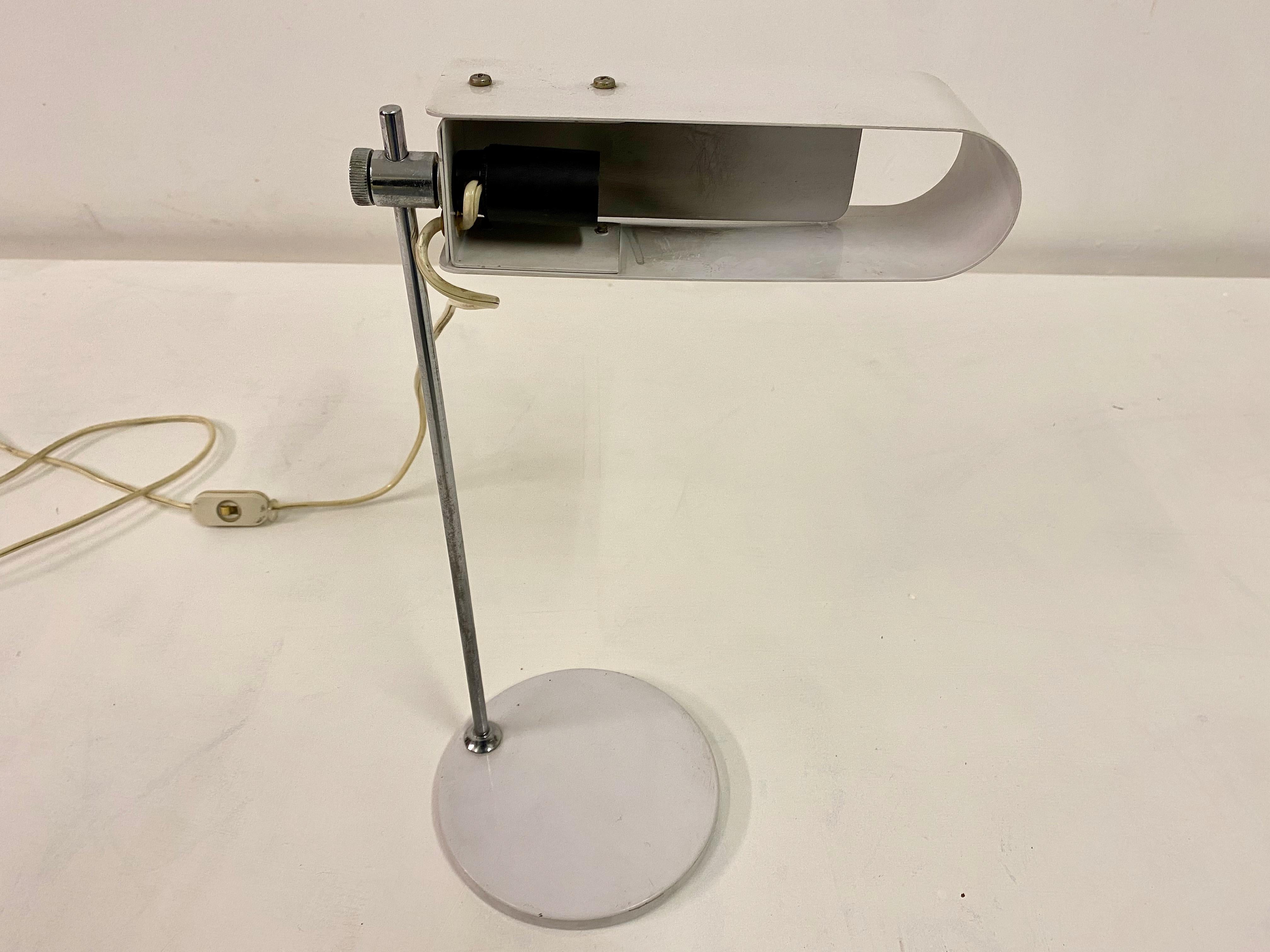 1960er Jahre italienische industrielle Schreibtischlampe im Angebot 1