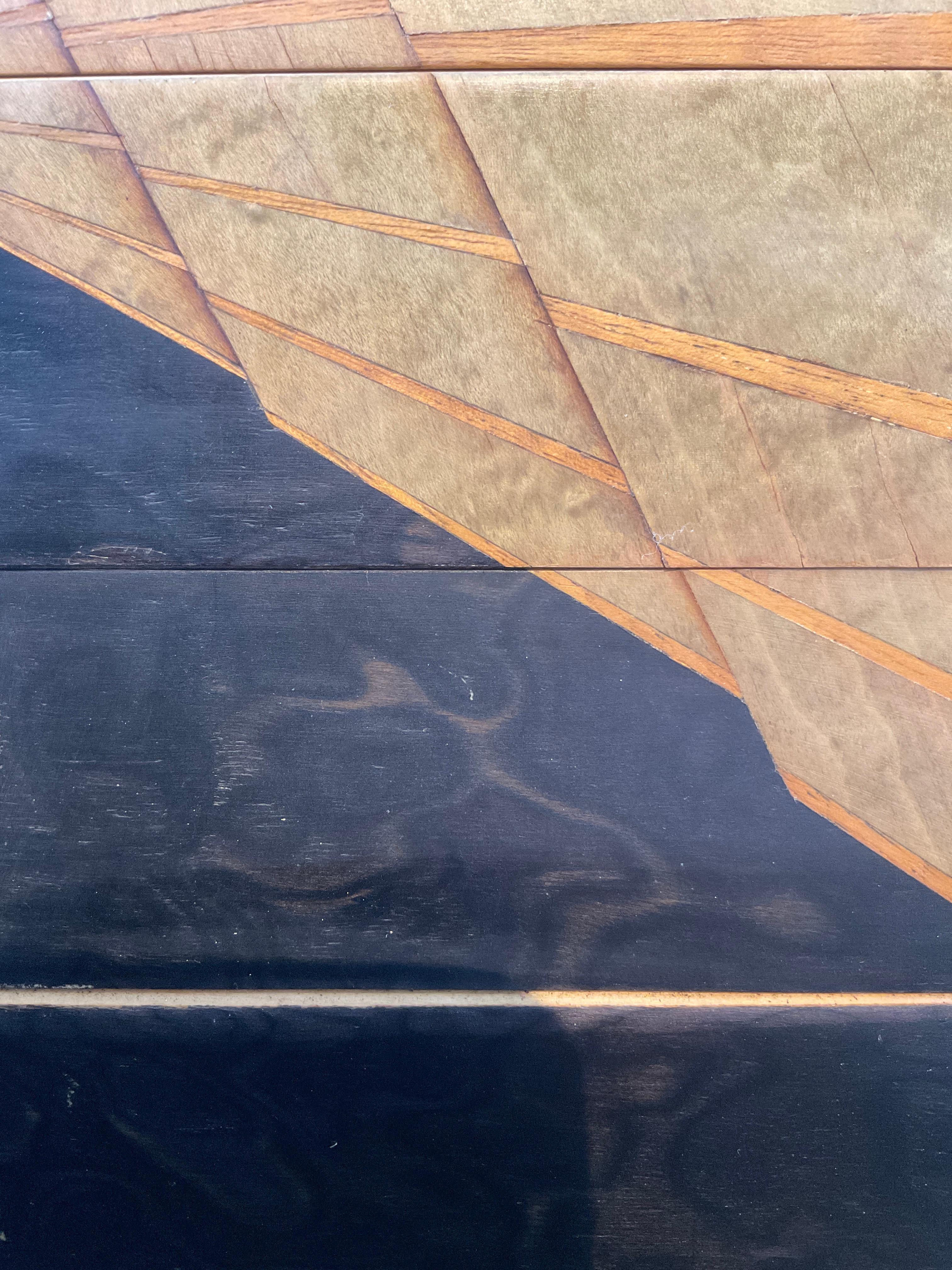 Caja piramidal italiana de madera de arce con incrustaciones de los años 60 en venta 5