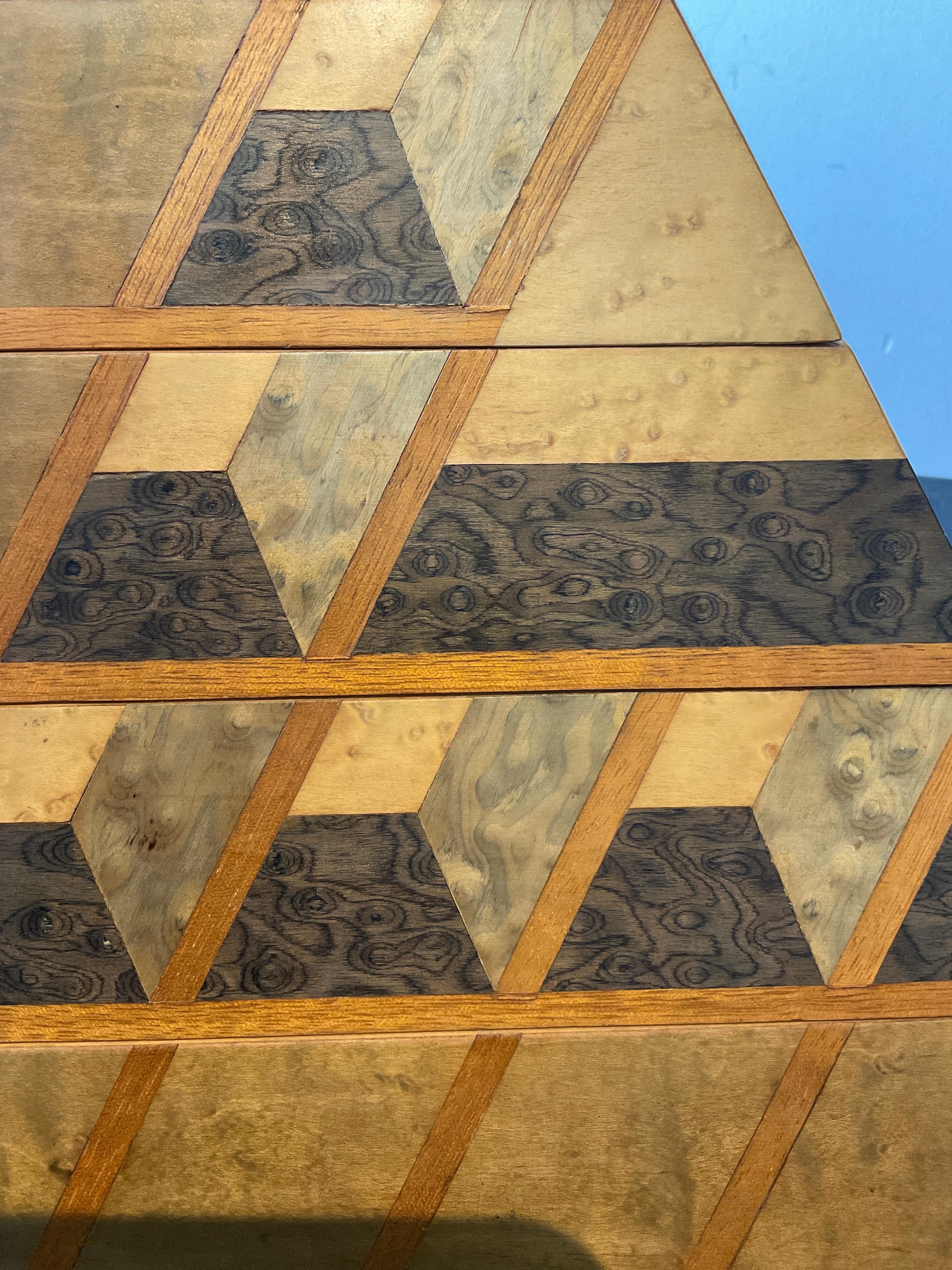 Caja piramidal italiana de madera de arce con incrustaciones de los años 60 en venta 6