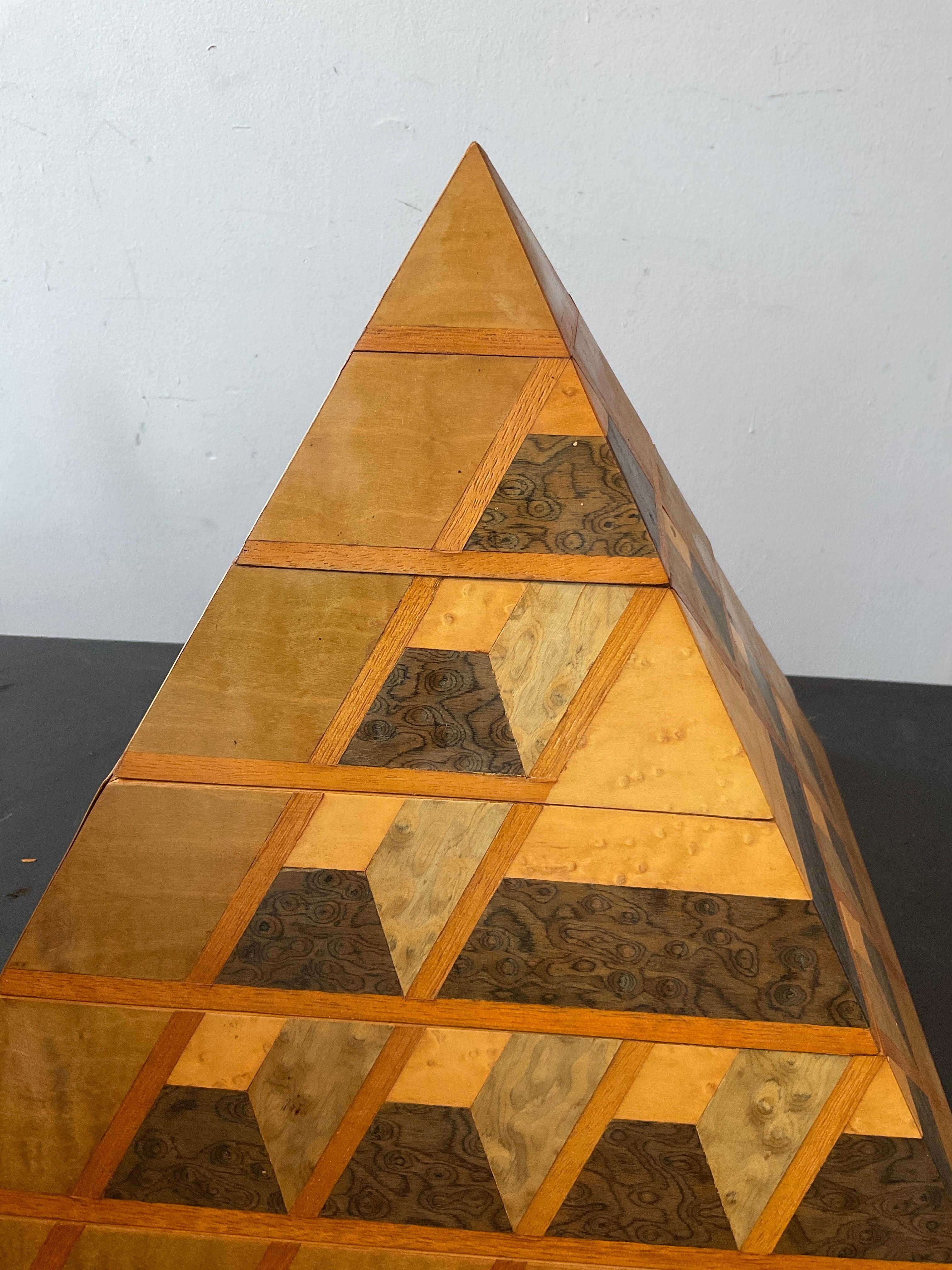 Caja piramidal italiana de madera de arce con incrustaciones de los años 60 en venta 7