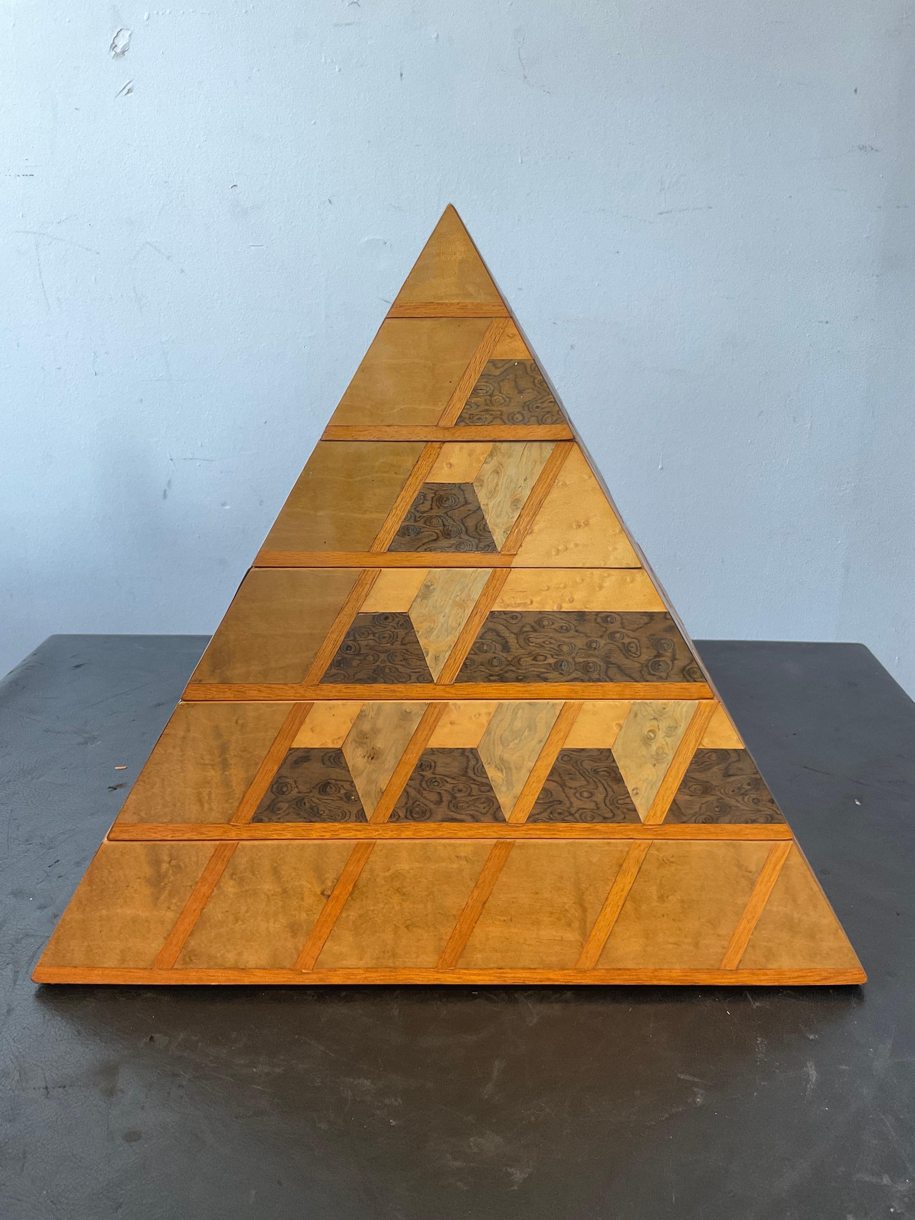 Caja piramidal italiana de madera de arce con incrustaciones de los años 60 en Bueno estado para la venta en Tarrytown, NY