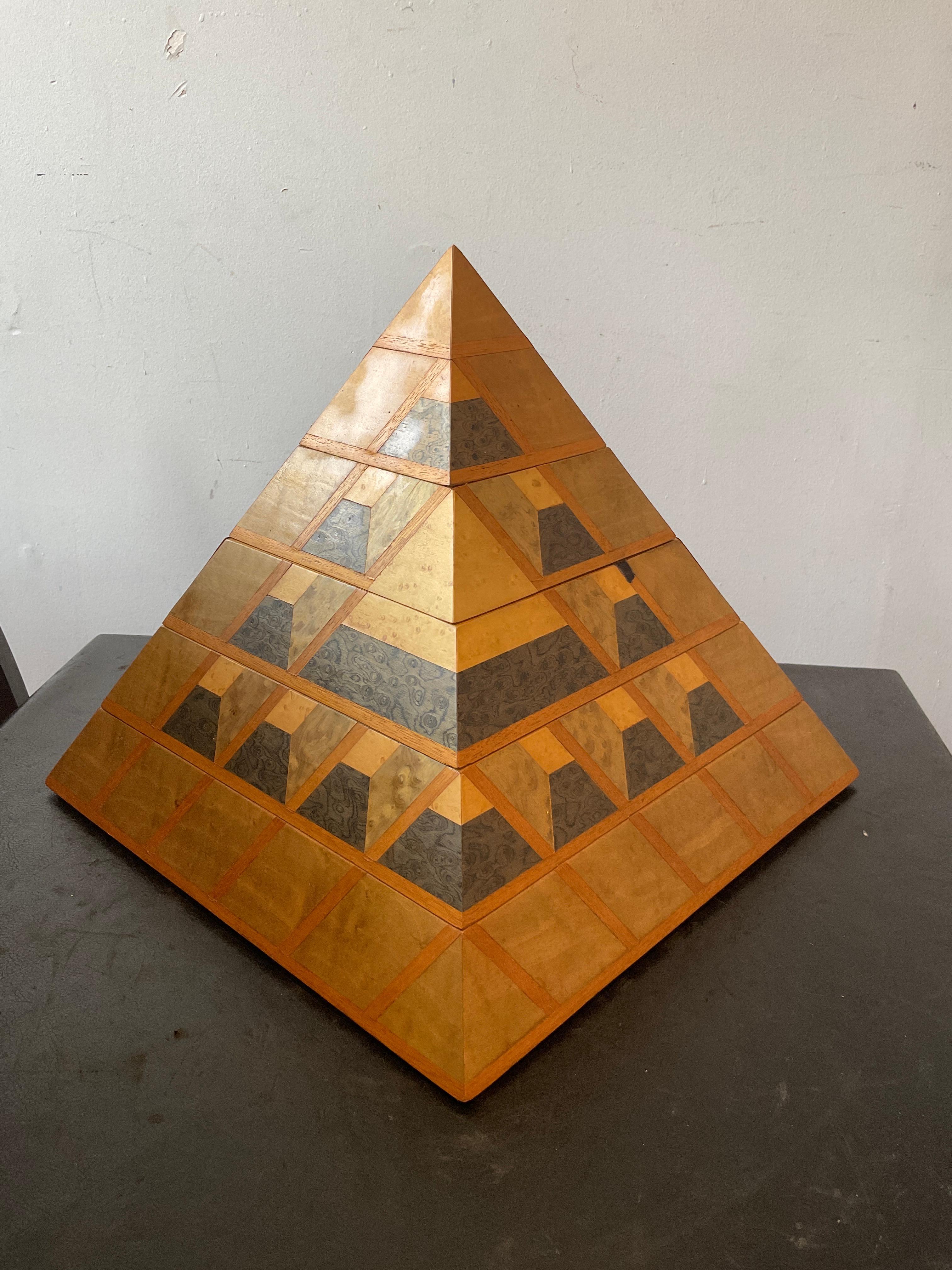 Caja piramidal italiana de madera de arce con incrustaciones de los años 60 mediados del siglo XX en venta