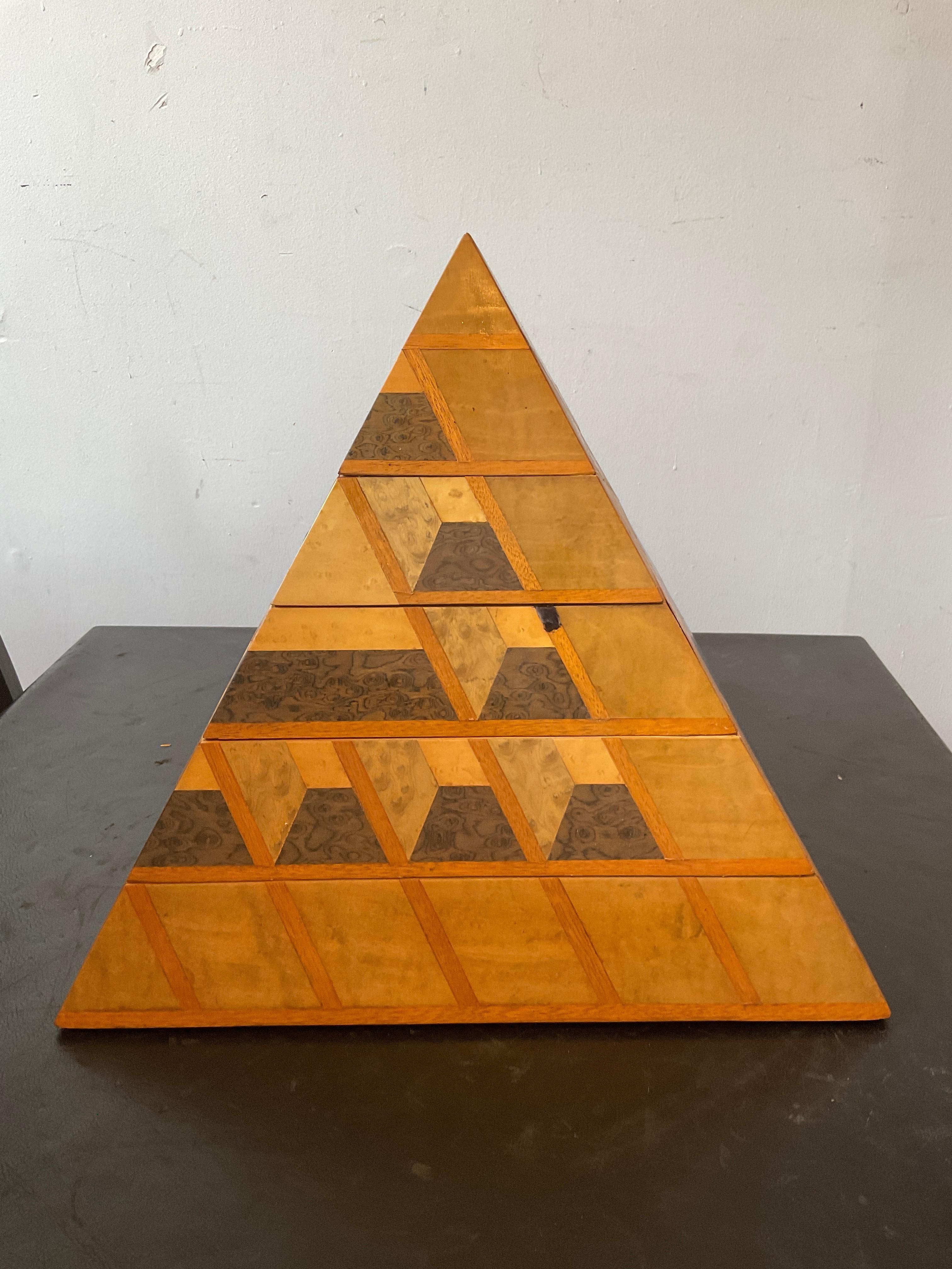 Caja piramidal italiana de madera de arce con incrustaciones de los años 60 Madera de burl en venta