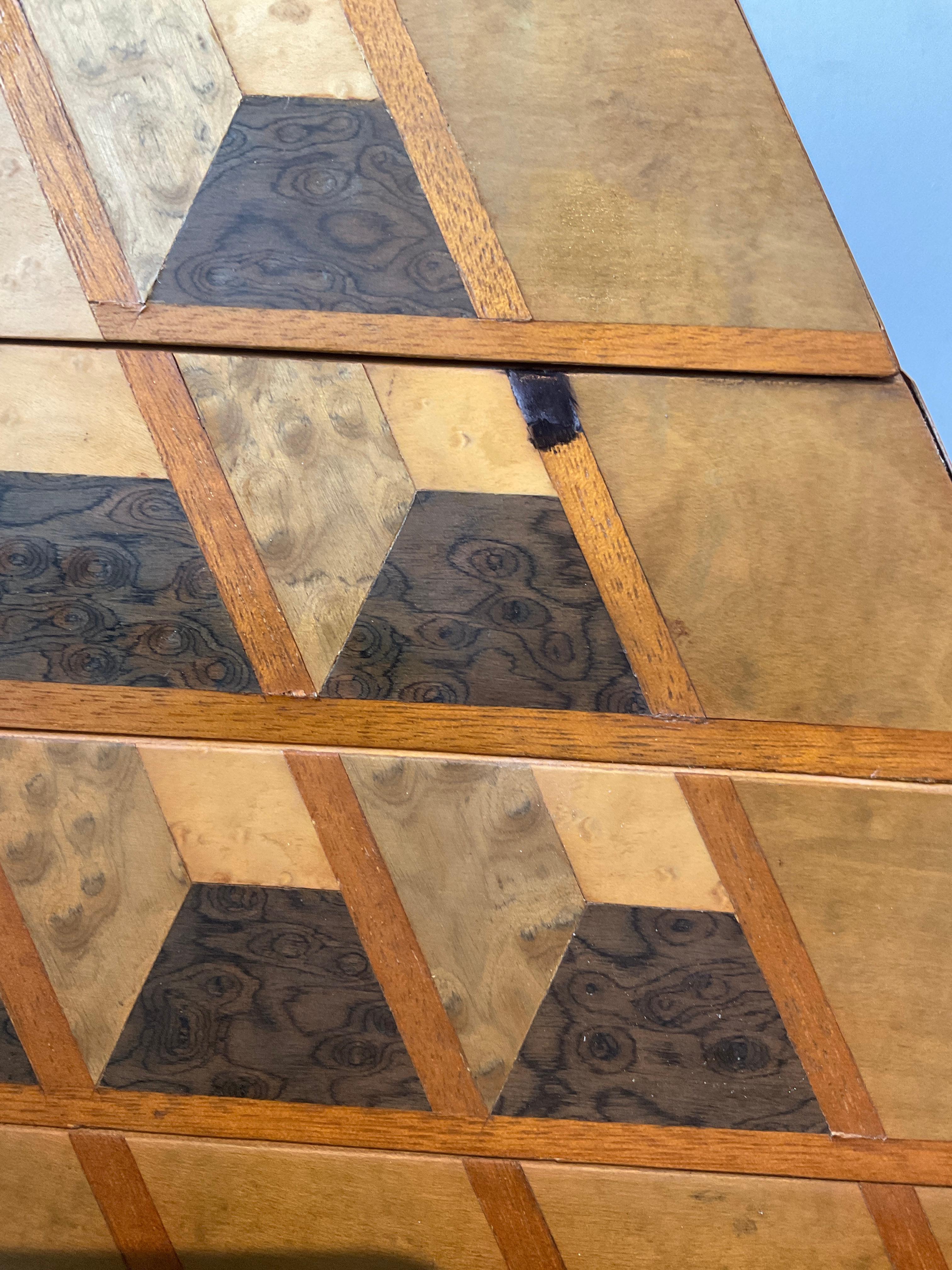 Caja piramidal italiana de madera de arce con incrustaciones de los años 60 en venta 1