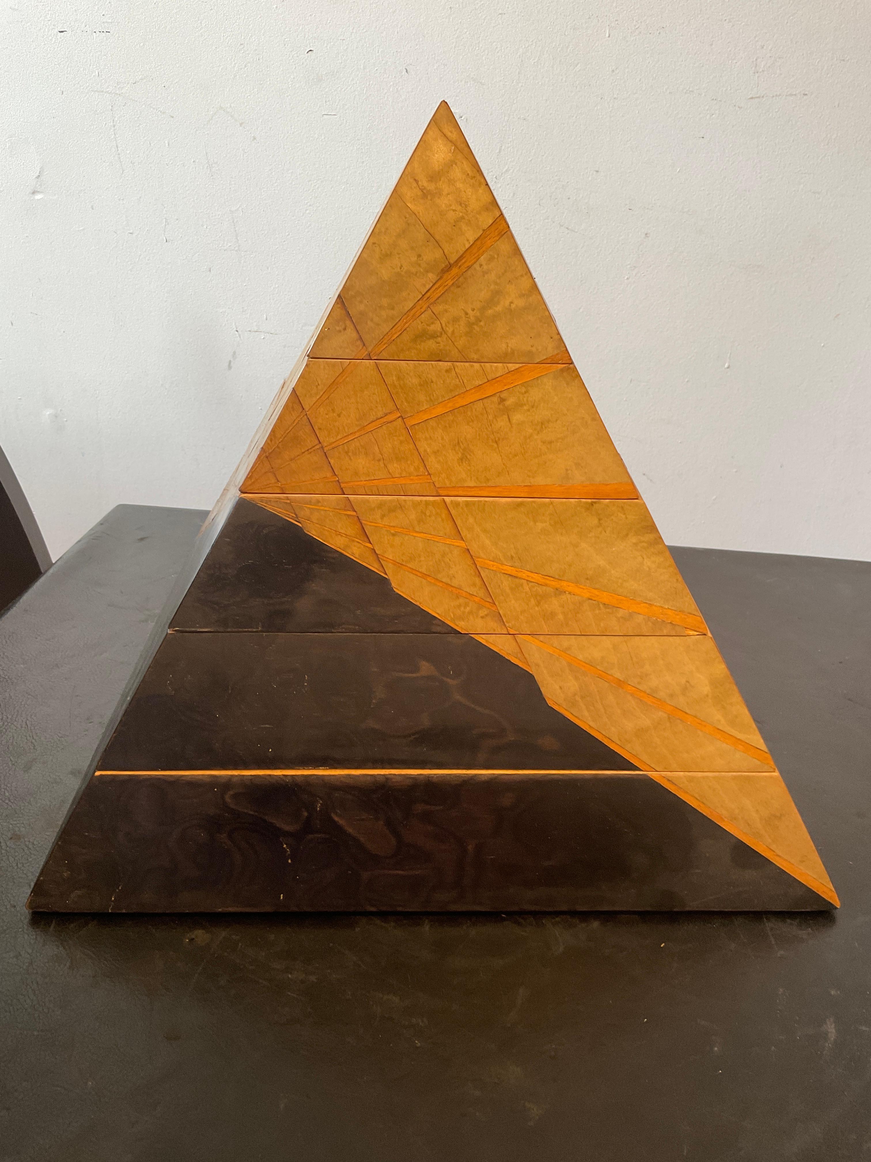 Caja piramidal italiana de madera de arce con incrustaciones de los años 60 en venta 4