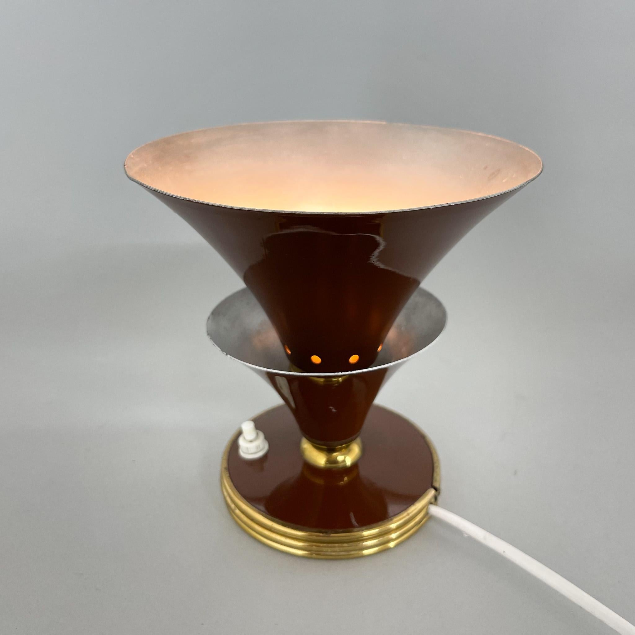 A small funnel-shaped table lamp from Italy, made in the 1960's. New wiring. Bulb: 1 x E25-E27.