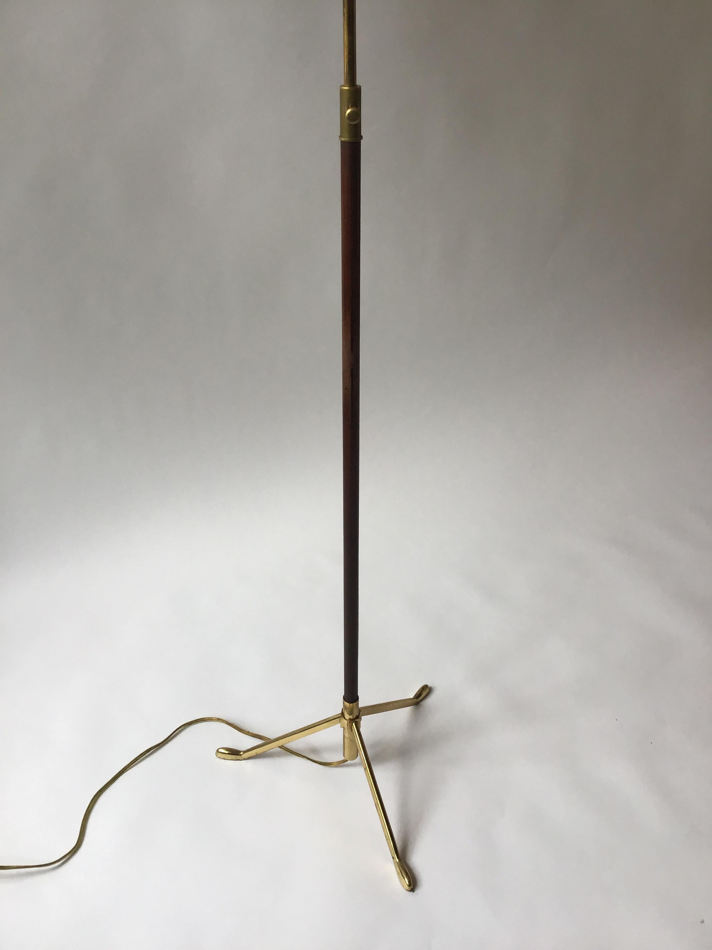 1960s Italian Leather And Brass Floor Lamp im Zustand „Gut“ in Tarrytown, NY
