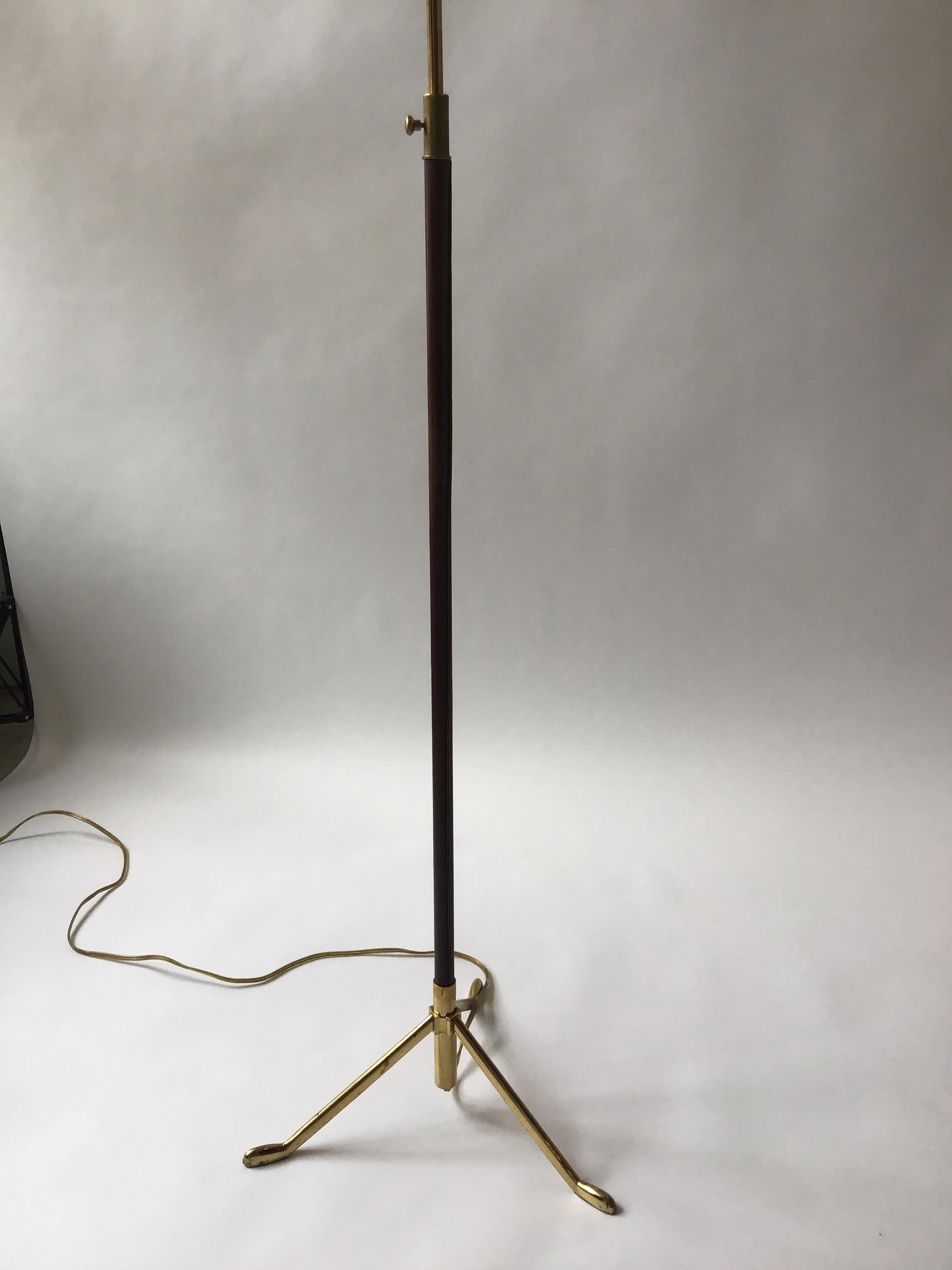 1960s Italian Leather And Brass Floor Lamp (Mitte des 20. Jahrhunderts)