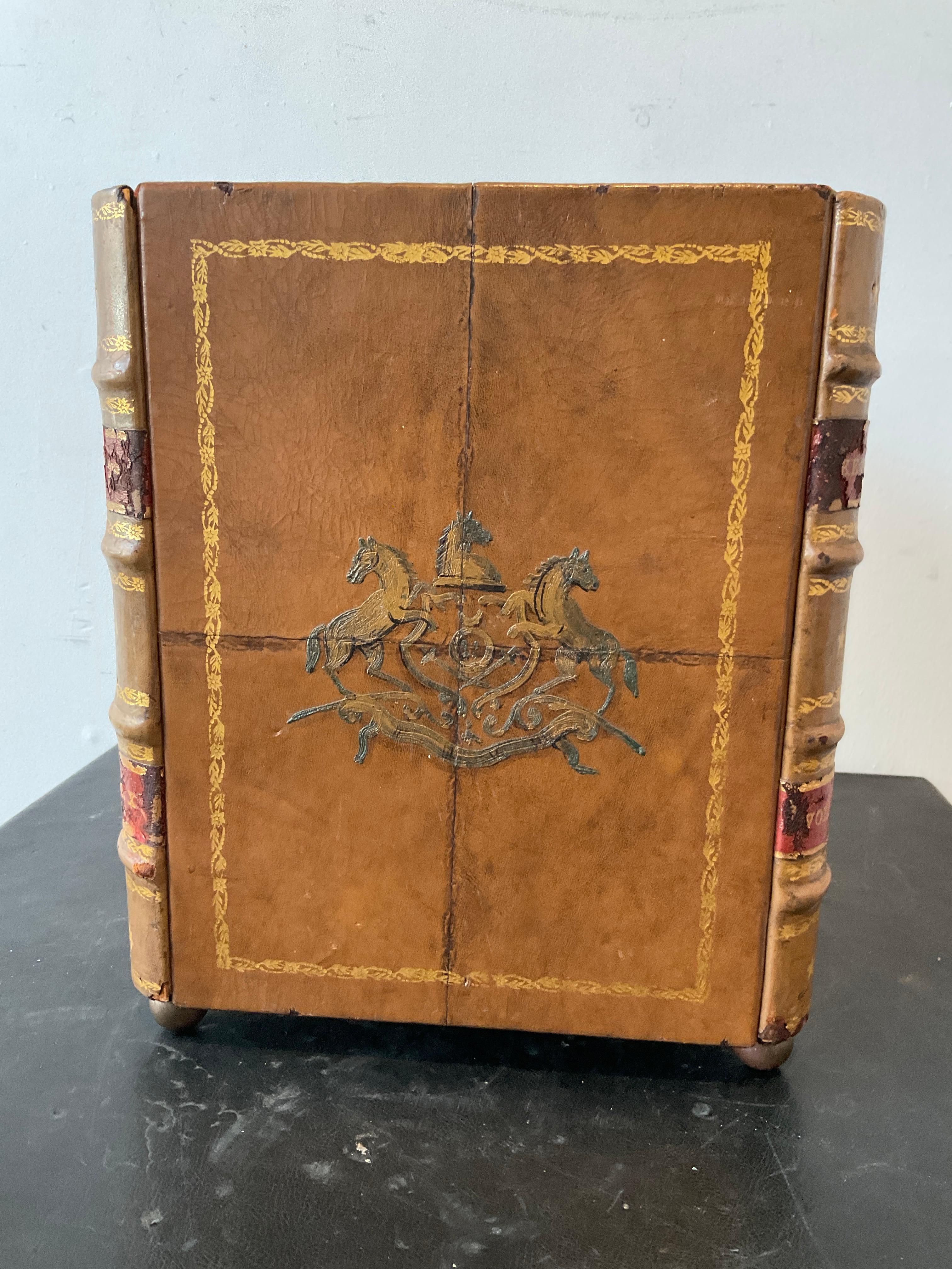 Papelera de cuero italiano de los años 60 con motivo de libro en Bueno estado para la venta en Tarrytown, NY