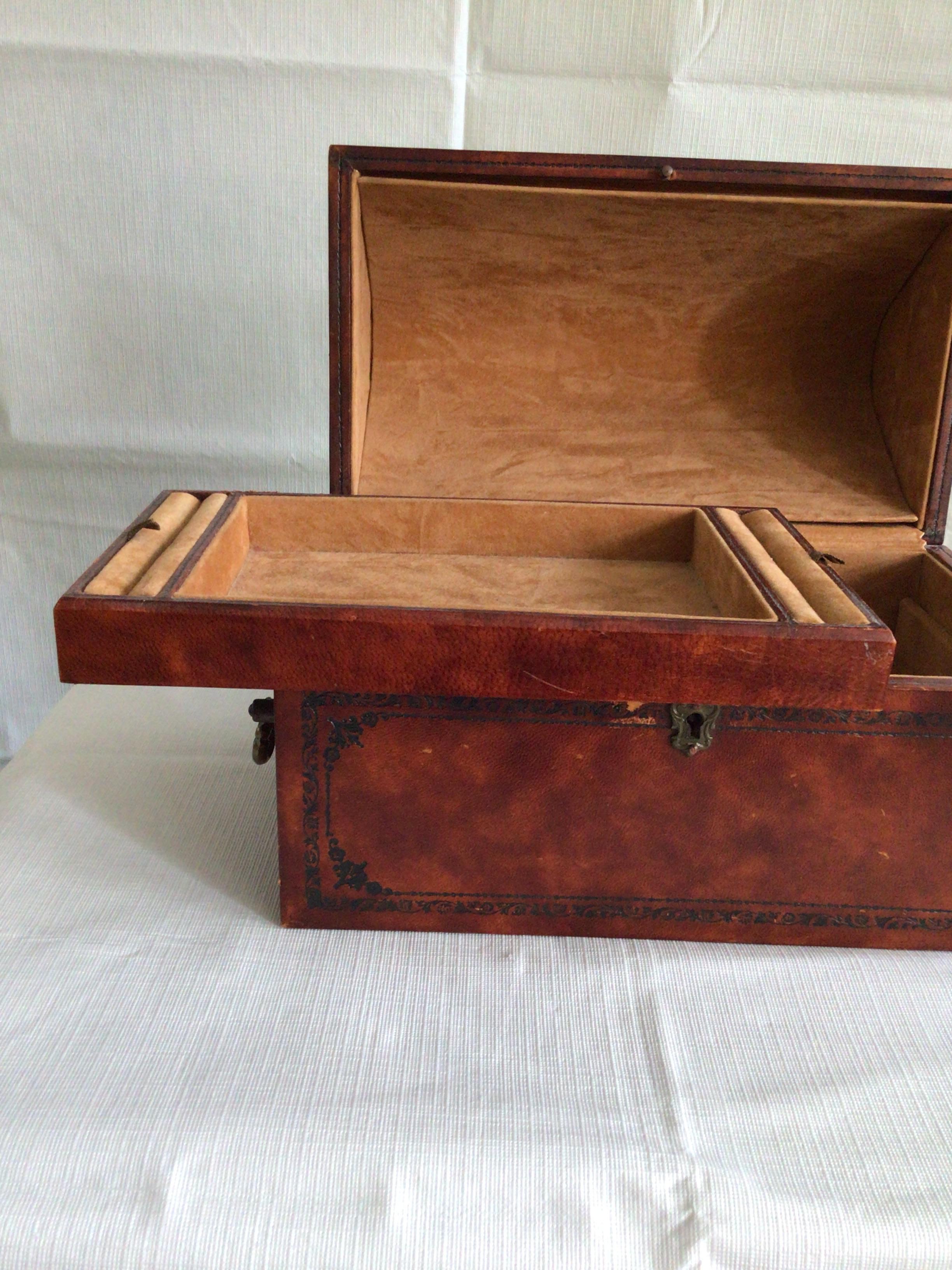 1960s Italian Leather Jewelry Box with Metal Handles For Sale 3