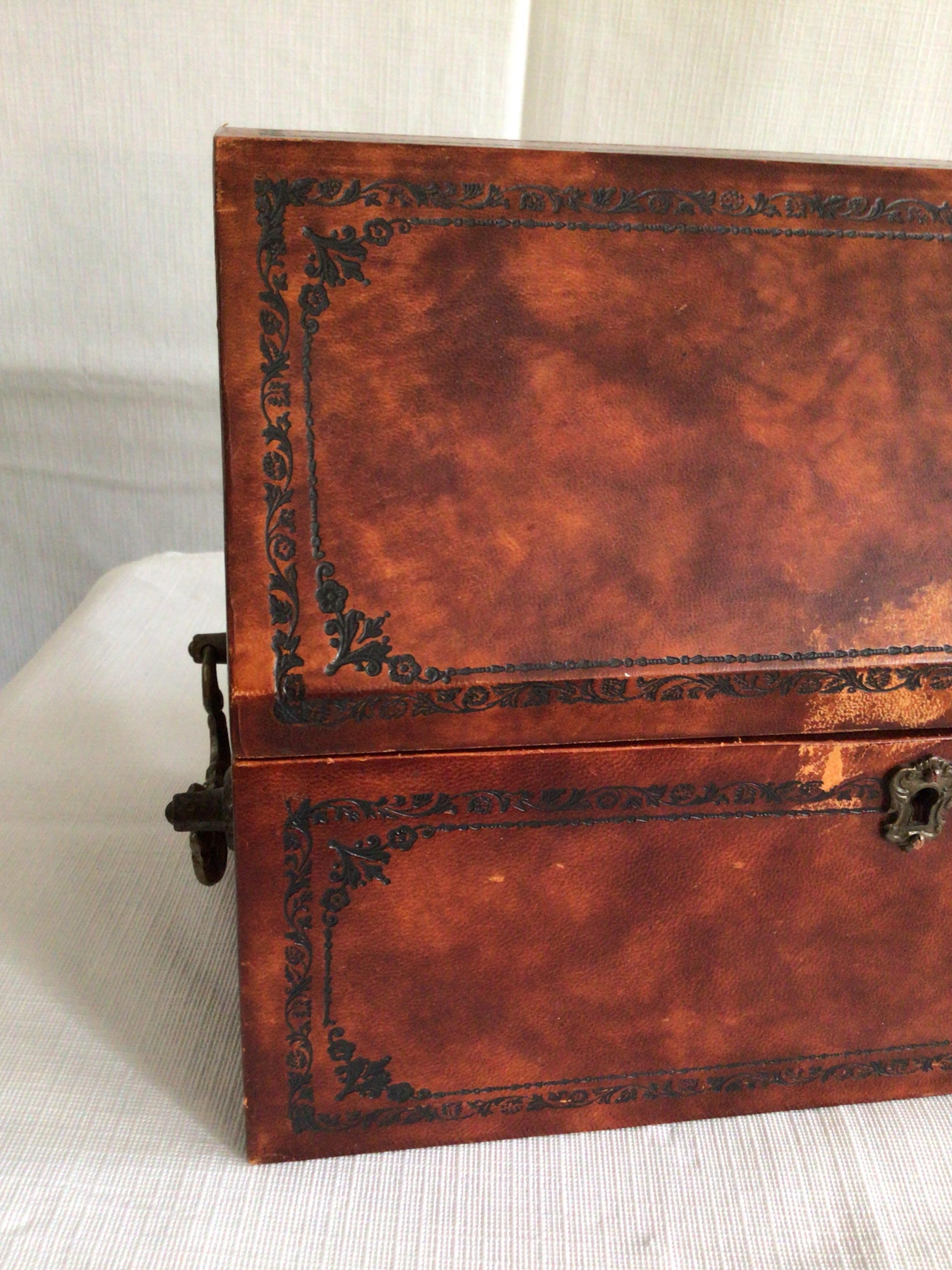 1960s Italian Leather Jewelry Box with Metal Handles In Good Condition For Sale In Tarrytown, NY