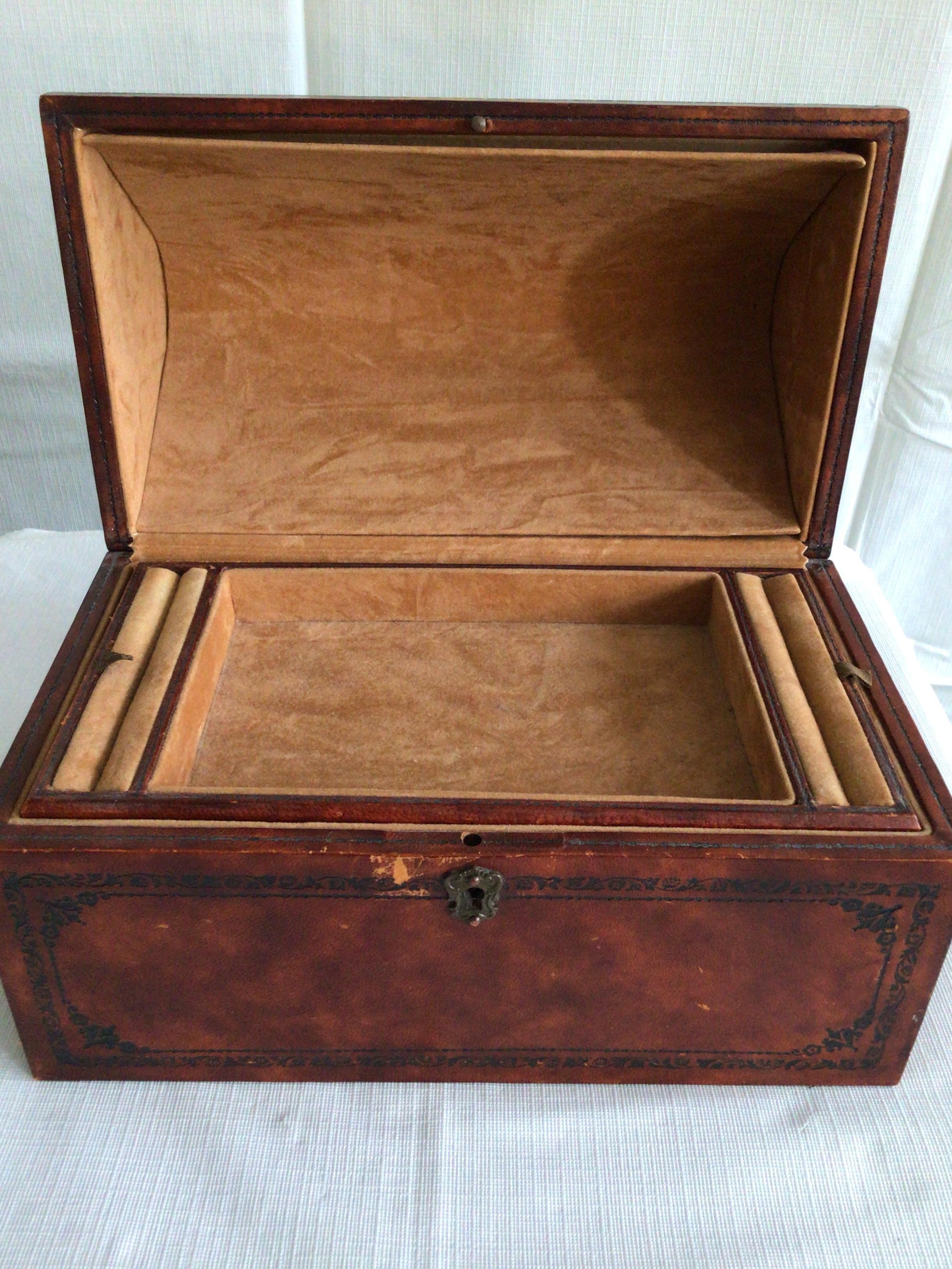 1960s Italian Leather Jewelry Box with Metal Handles For Sale 2