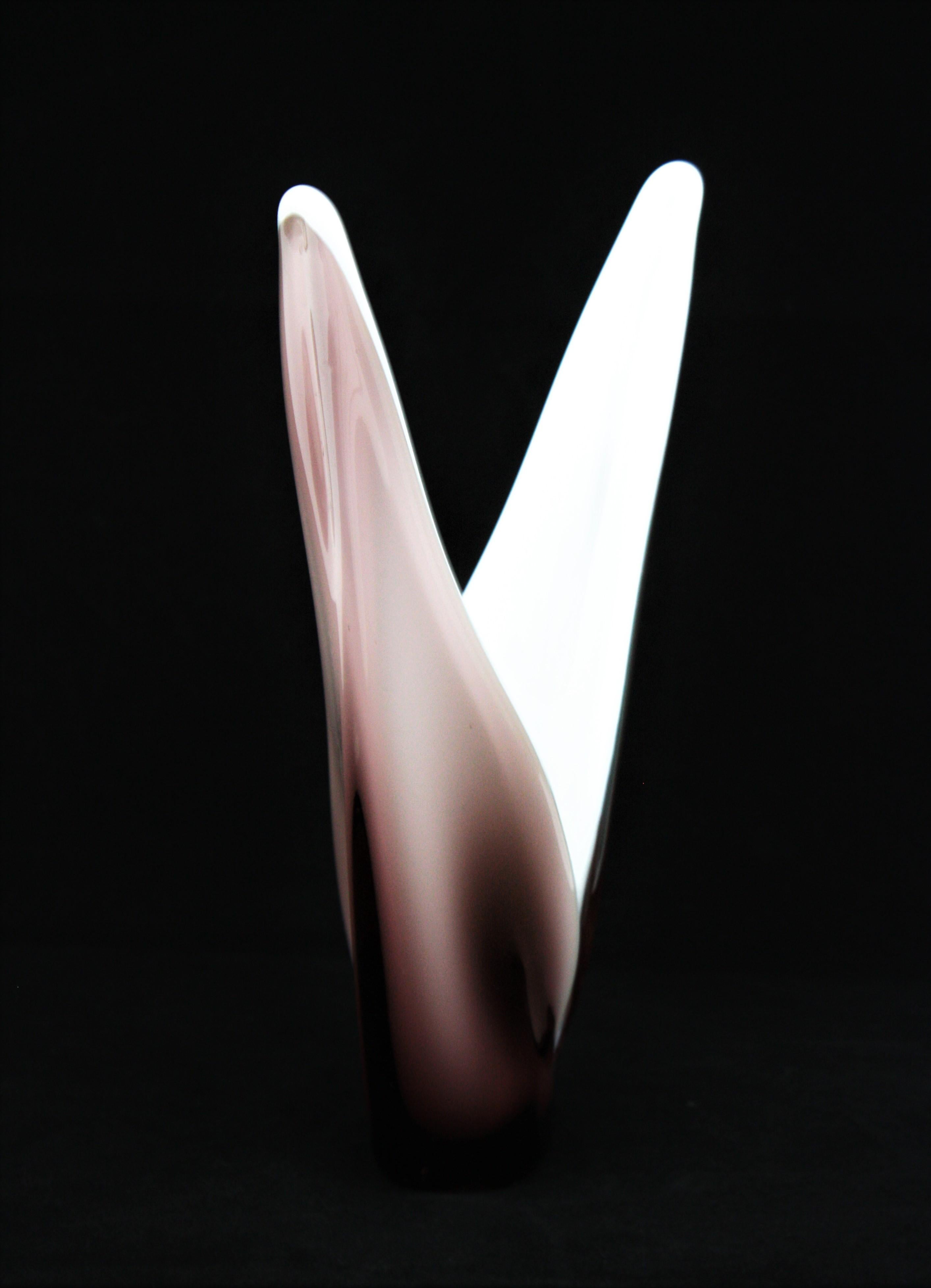 Sculptural Murano glass vase or centerpiece in shades of lilac glass and milk white glass, Italy, 1960s.
Using the Sommerso technique the interior part is made in Opaline glass and the exterior part is lilac / purple glass, darker on the rims.