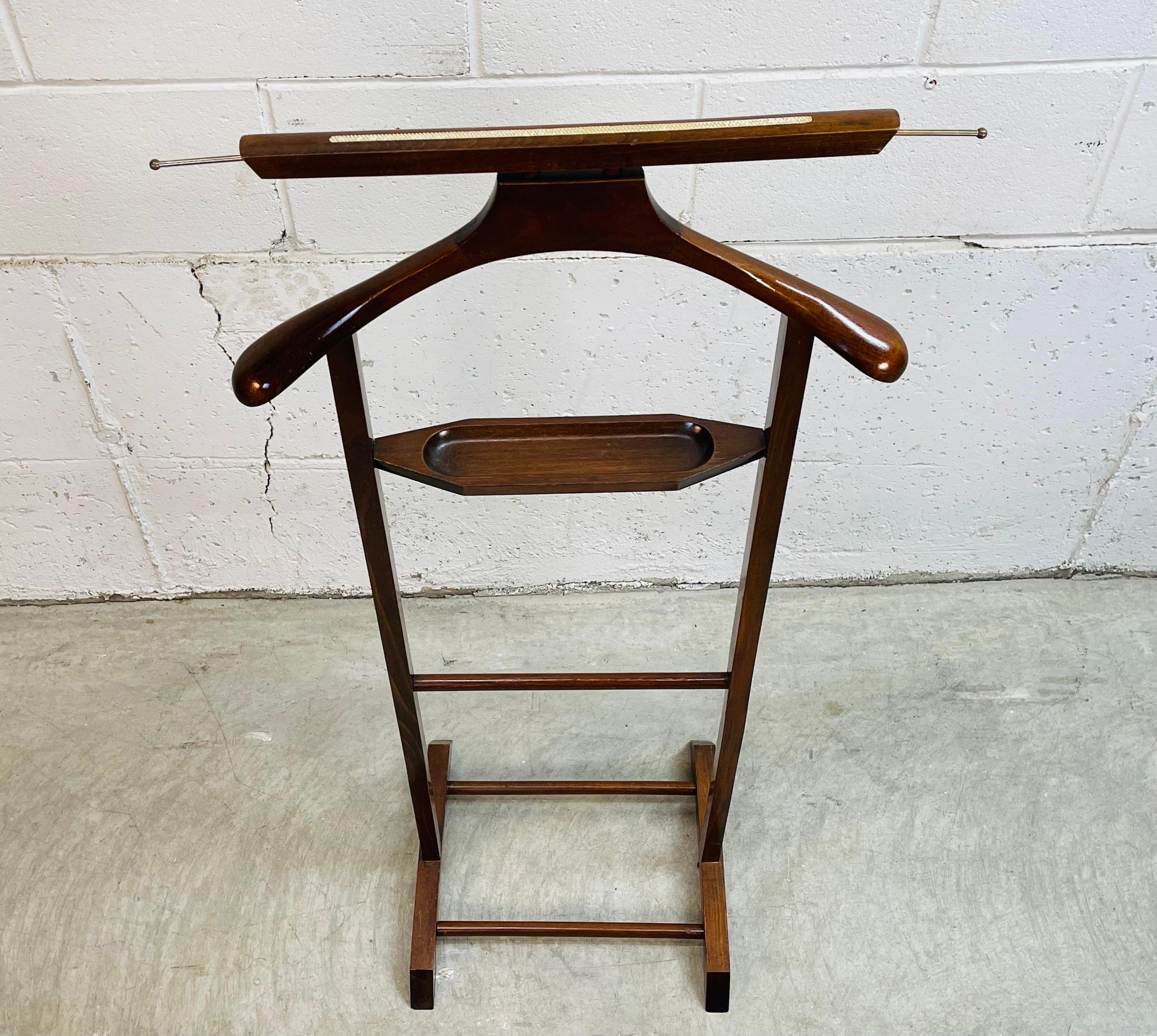 Vintage 1960s Italian maple wood men’s bedroom valet stand. Comes with retractable hooks and a change shelf. Marked Made in Italy underneath.