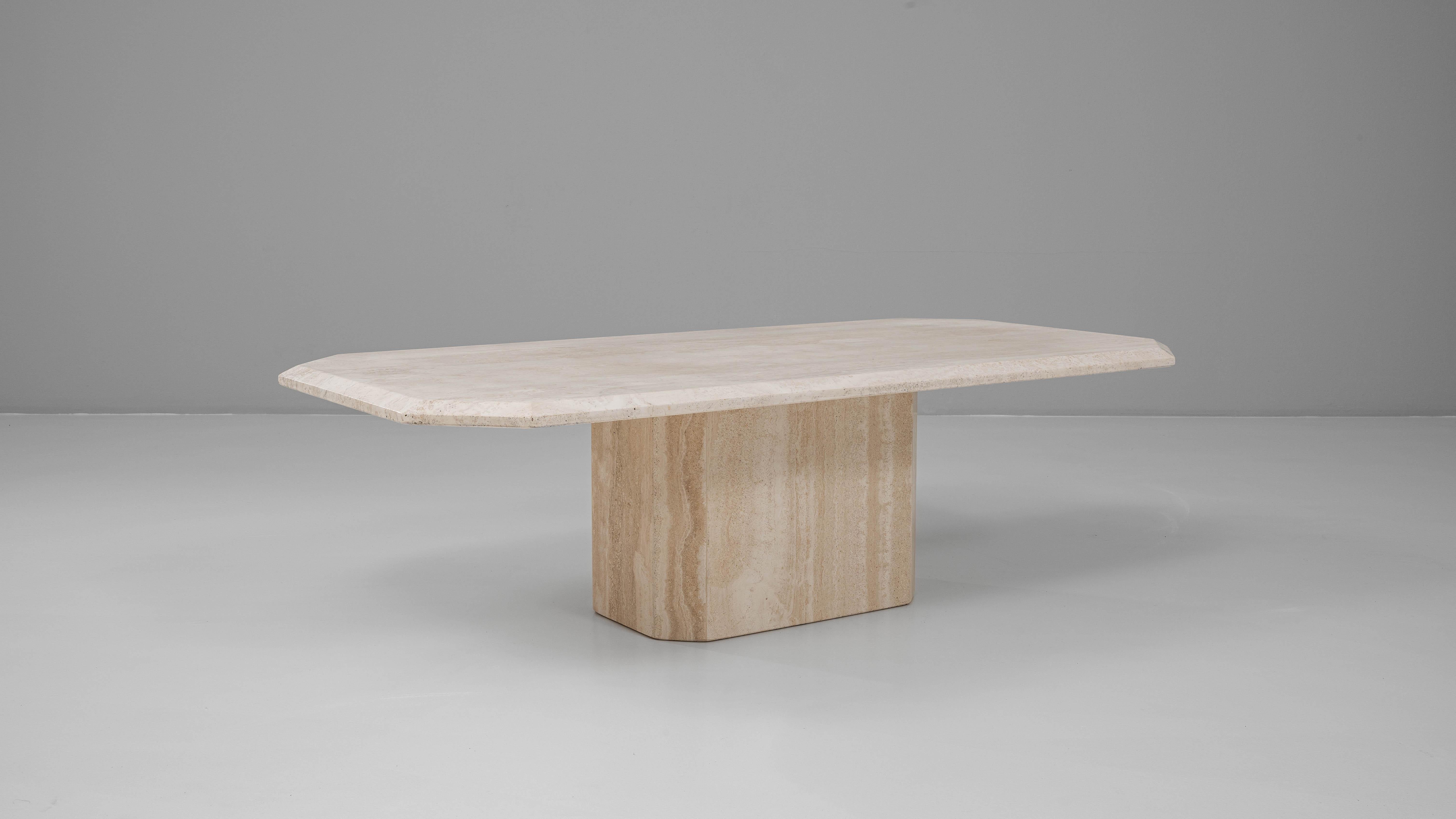 Cette table basse en marbre italien des années 1960 est un exemple frappant de l'élégance et de l'artisanat du milieu du siècle. La table est entièrement fabriquée en marbre richement veiné dans des tons neutres et chauds, mettant en valeur la