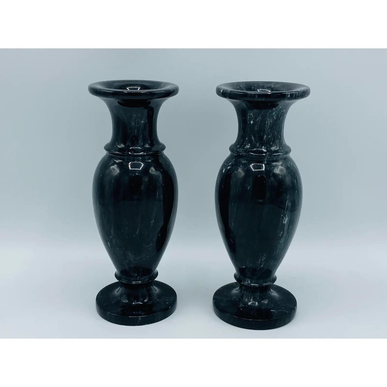 Paire de vases italiens en marbre des années 1960 avec motif de bambou gravé en vente 1