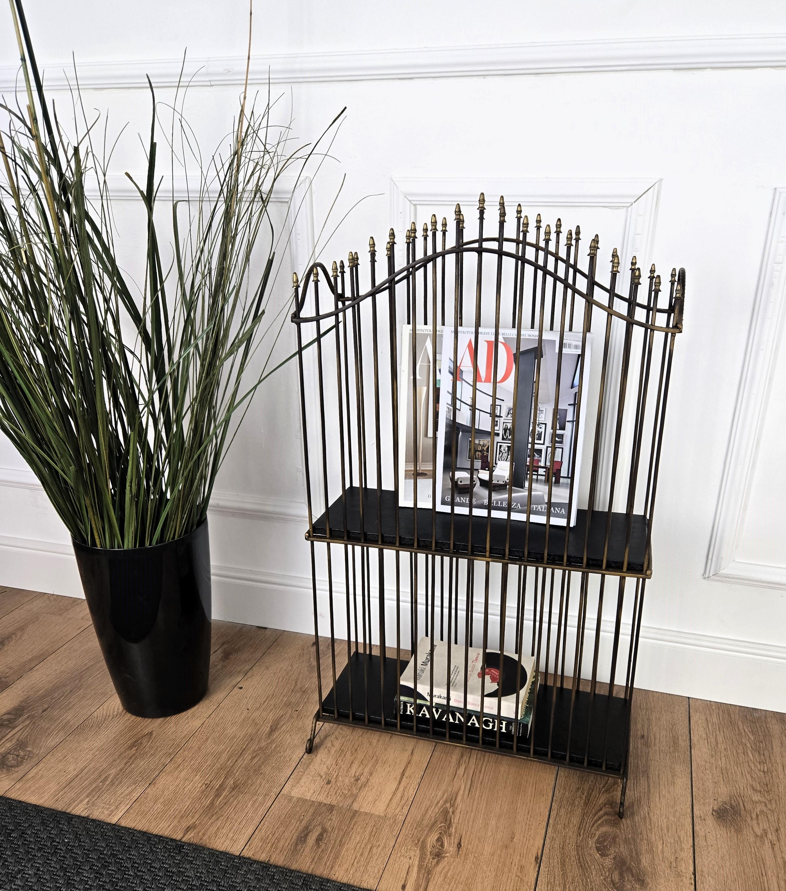 Mid-Century Modern 1960s Italian Mid-Century Brass Magazine Rack Metal Book Stand en vente