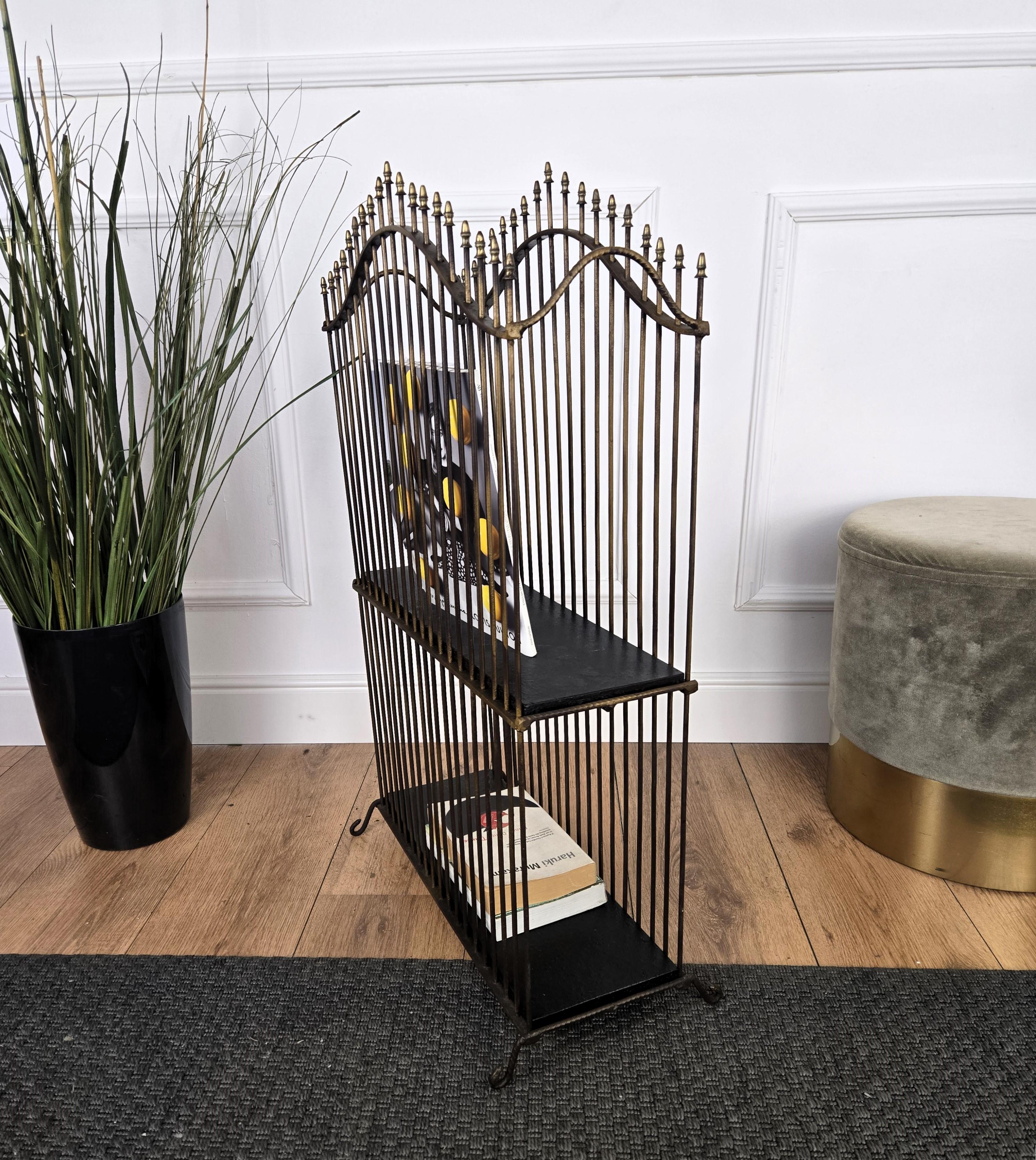 1960s Italian Mid-Century Brass Magazine Rack Metal Book Stand Bon état - En vente à Carimate, Como