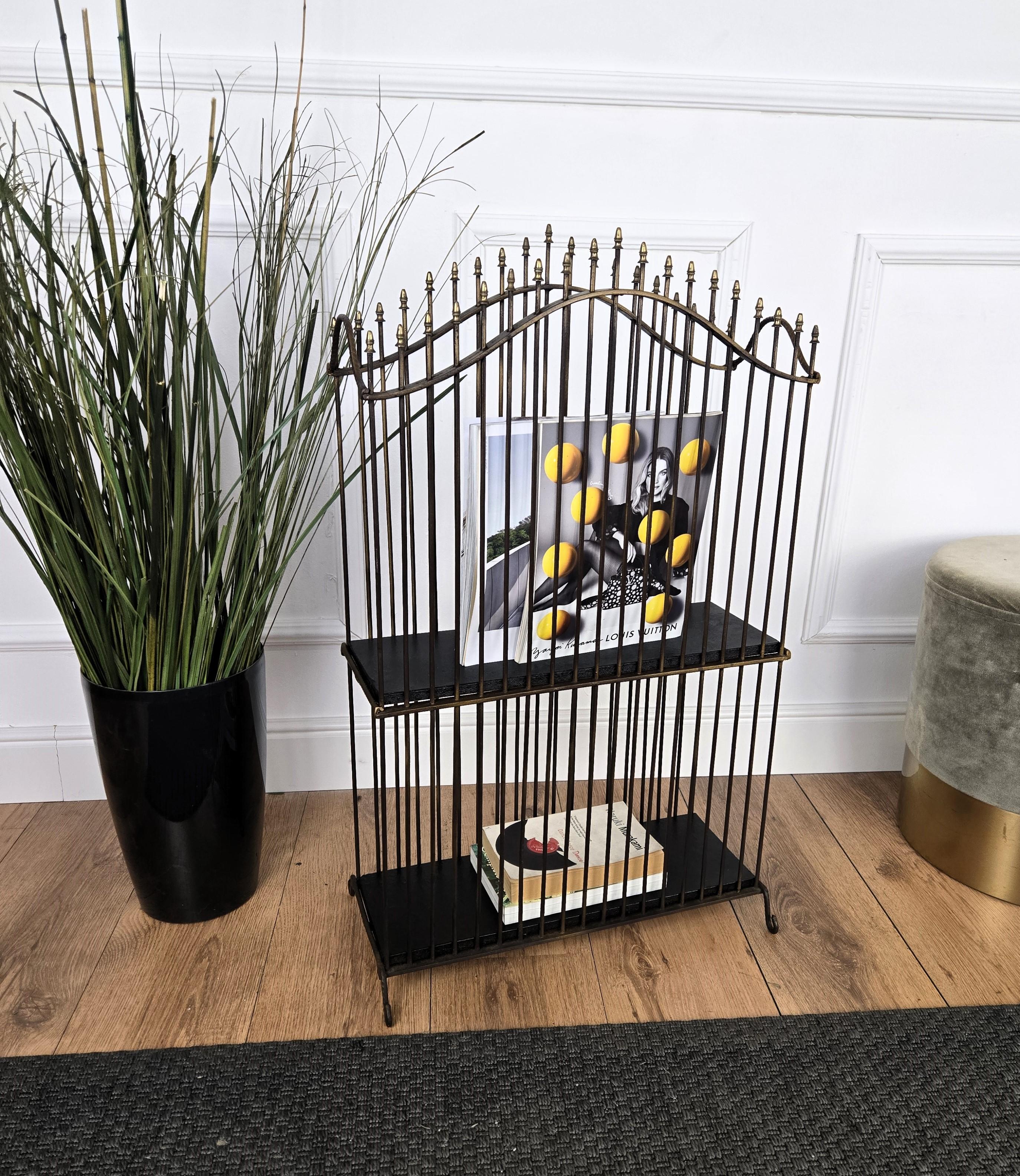 20ième siècle 1960s Italian Mid-Century Brass Magazine Rack Metal Book Stand en vente